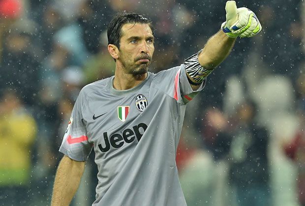 
                <strong>Tor: Gianluigi Buffon</strong><br>
                Im Tor steht bei Ibrahimovic der Italiener Gianluigi Buffon. Mit dem Weltmeister von 2006 war "Ibracadabra" bei Juventus Turin aktiv und nennt ihn ehrfürichtig "die Mauer".
              