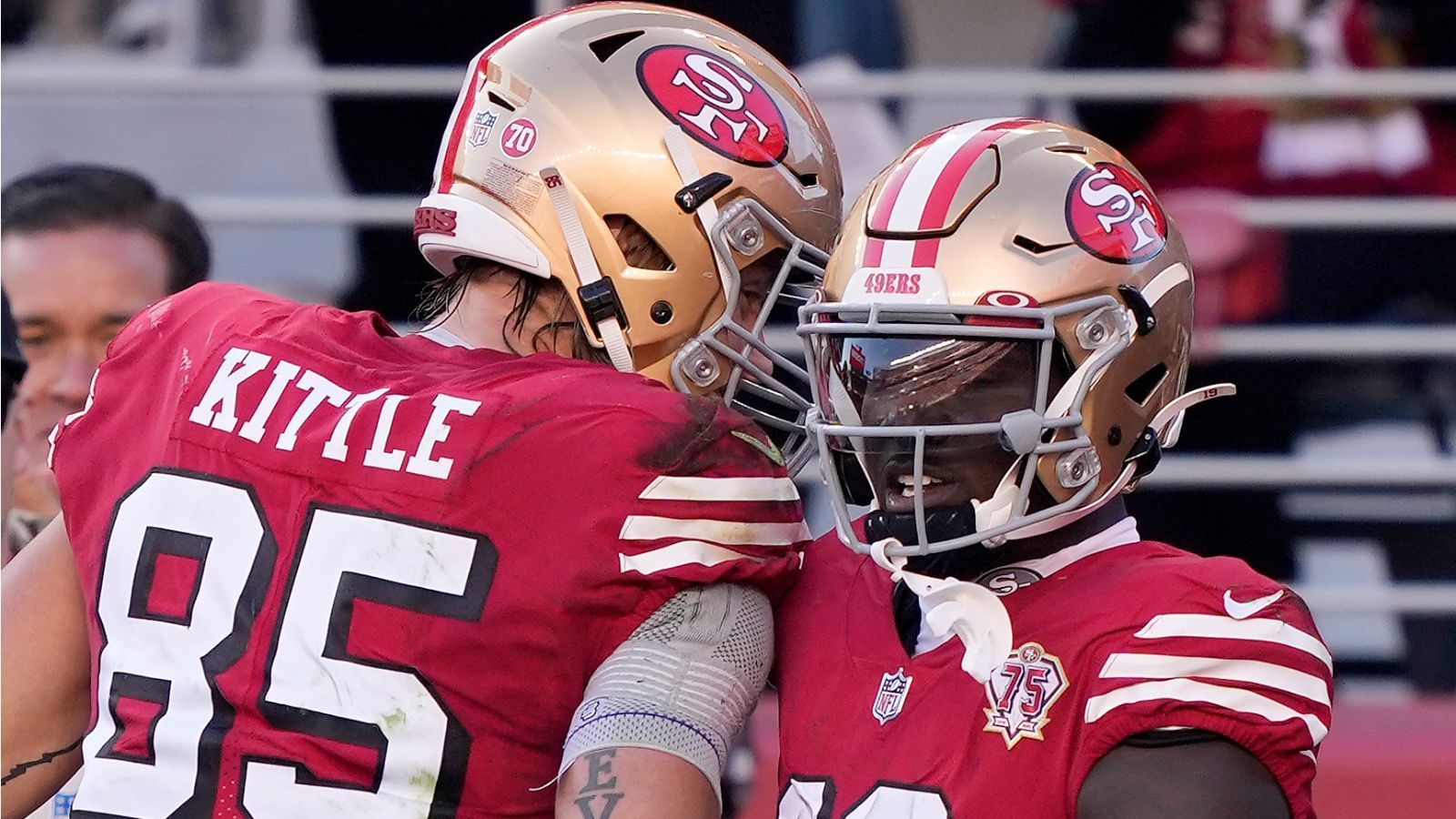 
                <strong>Stärke der San Francisco 49ers: Nicht zu stoppende Receiver</strong><br>
                Die beiden Herren im Bild, George Kittle (links) und Deebo Samuel (rechts), sind beinahe die gesamte Offense der San Francisco 49ers. Es gibt kaum einen Receiver, der nach dem Catch stärker ist als Samuel und Kittle ist der wohl beste Blocker unter den besten Tight Ends der Liga, eine unterschätzte aber immens wichtige Fähigkeit. Es ist kaum zu verhindern, dass diese beiden mehrmals im Spiel an den Ball kommen und wenn das der Fall ist, dann wird es ganz gefährlich für gegnerische Defenses.
              