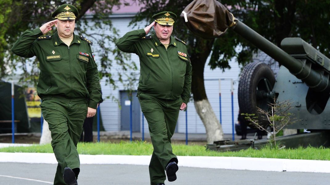 Sergei Surovikin (l) mit Yuri Smityuk.