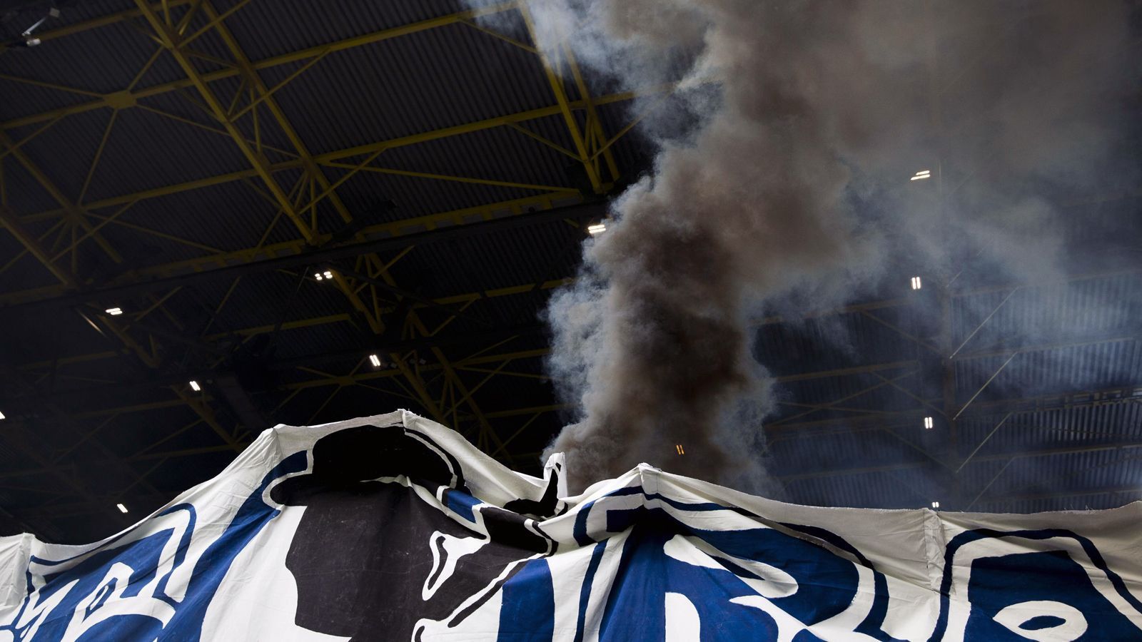 
                <strong>Ausschreitung im Hertha-Block bei Auswärtsspiel in Dortmund</strong><br>
                Zuerst viel Rauch und dann kommt es noch schlimmer! Vor und während des Spiels zwischen Dortmund und Hertha BSC spielen sich hässliche Szenen im und am Fanblock der Gäste ab. Schon vor dem Anpfiff zünden die mitgereisten Hertha-Anhänger Pyrotechnik.
              