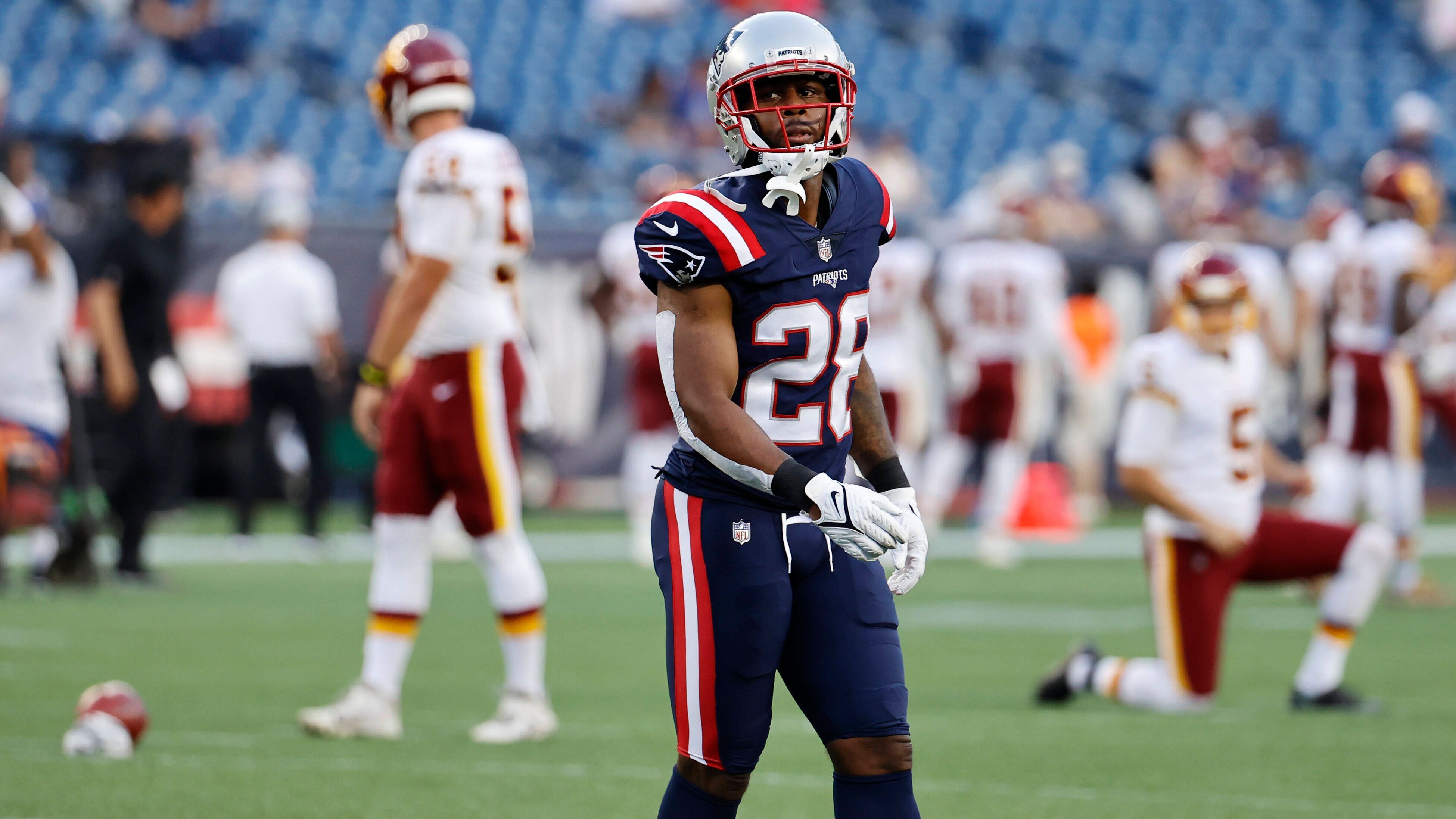 
                <strong>James White</strong><br>
                Der dreimalige Super-Bowl-Champion ist mit seinen 29 Jahren der "alte Hase" im produktiven Backfield der Patriots. Seit einigen Jahren wird White vermehrt als Passempfänger eingesetzt und spielt dabei seine Geschwindigkeit gegenüber den gegnerischen Verteidigern aus. Das schlägt sich auch in den Zahlen nieder: 2020 erläuft White nur 121 Yards (zwei Touchdowns), als "Receiving Back" sind es hingegen 375 Yards (ein Touchdown) ...
              