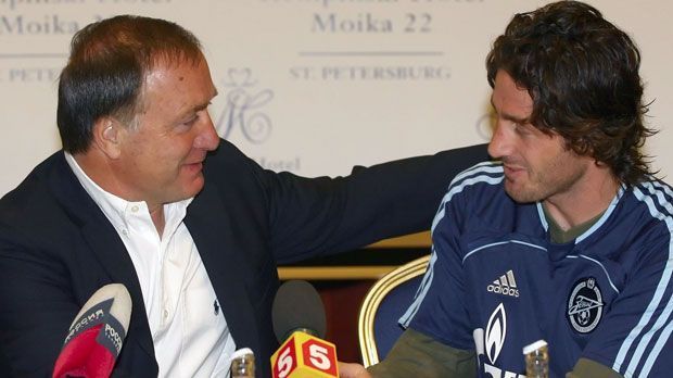 
                <strong>Dick Advocaat</strong><br>
                Dick Advocaat: Als Trainer von Zenit St. Petersburg wechselte Advocaat 2010 den Türken Fatih Tekke beim 1:1 gegen Lok Moskau als siebten Legionär ein - doch nur sechs waren erlaubt. Hinterher gab der "General" dem vierten Offiziellen die Schuld. Dieser gab zu Protokoll, dass dies nun wahrlich nicht seine Aufgabe sei. Zenit wurde im Nachhinein zum Verlierer erklärt.
              