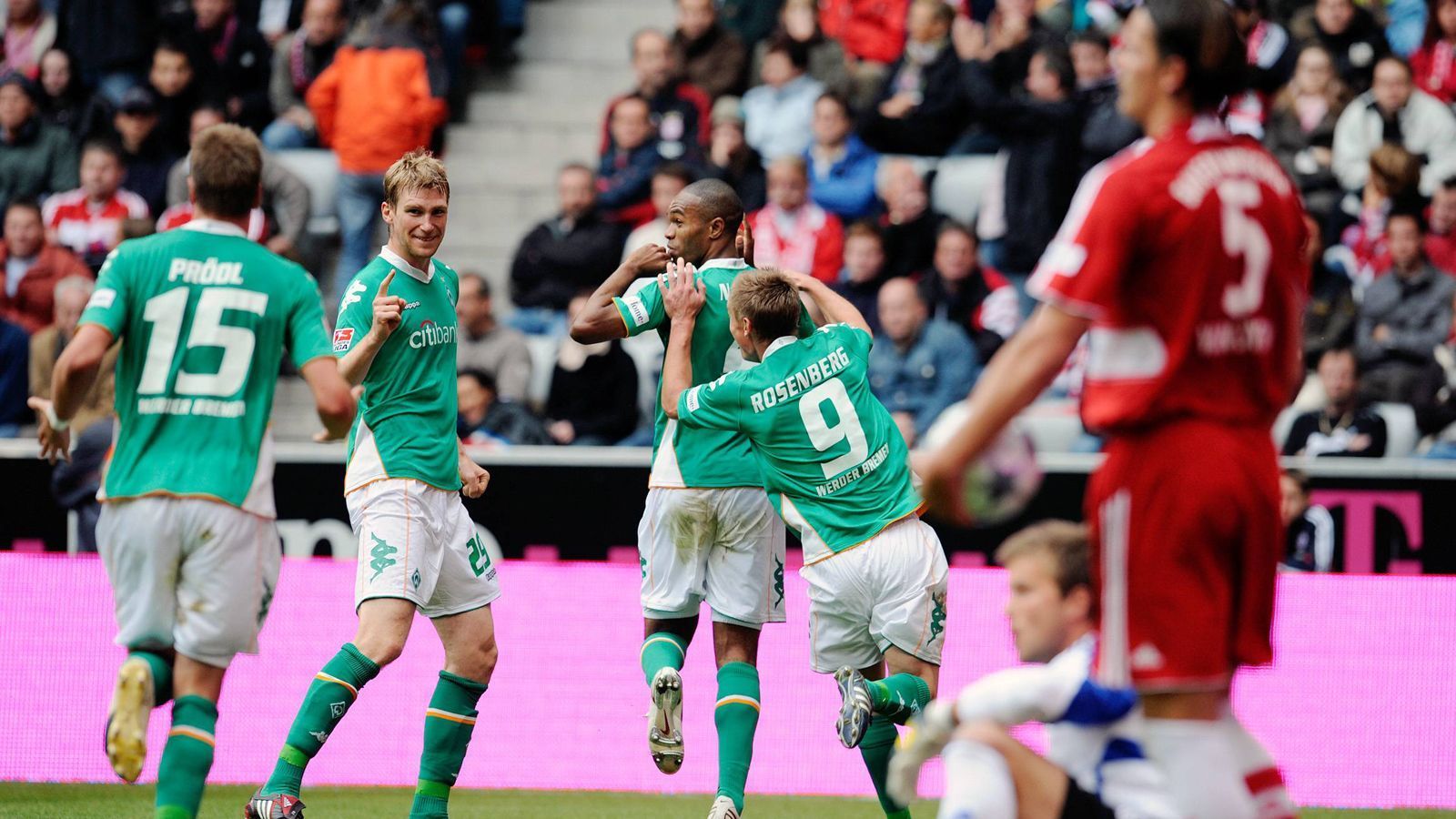 
                <strong>So sah die Welt aus als Werder zuletzt gegen die Bayern gewann</strong><br>
                Am 25. Spieltag der Bundesliga muss Werder Bremen mal wieder gegen den FC Bayern München ran (ab 15:30 Uhr im Liveticker) - in den vergangenen Jahren quasi eine Mission Impossible. 19 Spiele in Folge hatte Bremen in der Bundesliga gegen die Münchner verloren, ehe diese Horrorserie in der Hinrunde mit einem 1:1 in der Allianz Arena ihr Ende fand. ran zeigt, wie die Welt aussah, als Werder zuletzt gegen die Münchner in der Bundesliga gewann. Am 20. September 2008 feierten die Bremer einen 5:2-Sieg in der Allianz Arena. 
              