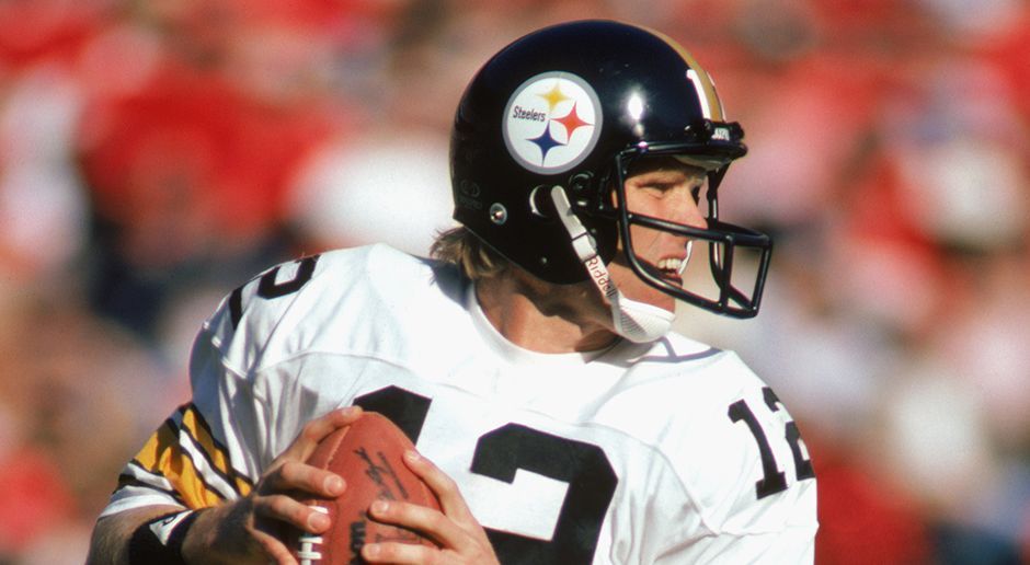 
                <strong>Terry Bradshaw</strong><br>
                Platz 10: Terry Bradshaw, 32 Rushing-Touchdowns (Teams: Pittsburgh Steelers) - Terry Bradshaw gilt als einer der besten Quarterbacks aller Zeiten. Mit den Pittsburgh Steelers gewann er vier Mal den Super Bowl und wurde dort zwei Mal zum MVP gewählt. 
              