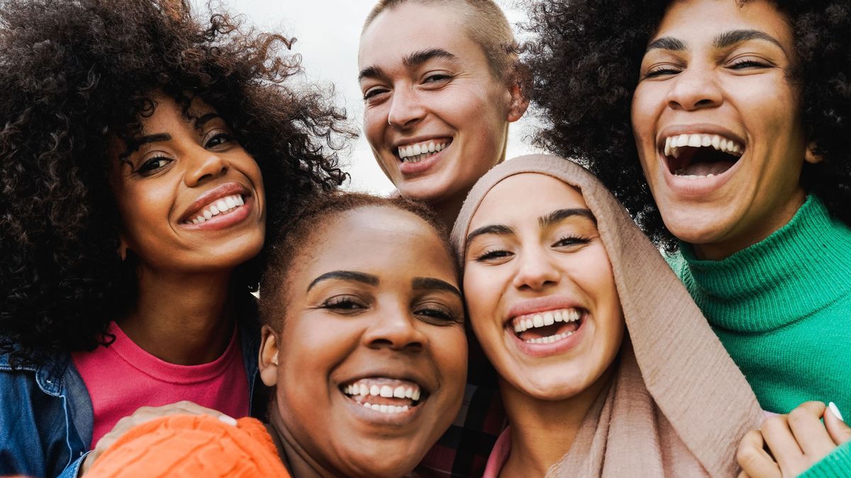 Multiethnic young women having fun together outdoor - Focus on bald girl face - Diversity lifestyle concept