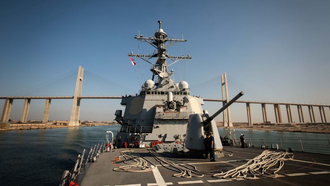 Der US-Zerstörer USS Carney fährt durch den Suez Kanal.