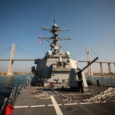 Der US-Zerstörer USS Carney fährt durch den Suez Kanal.