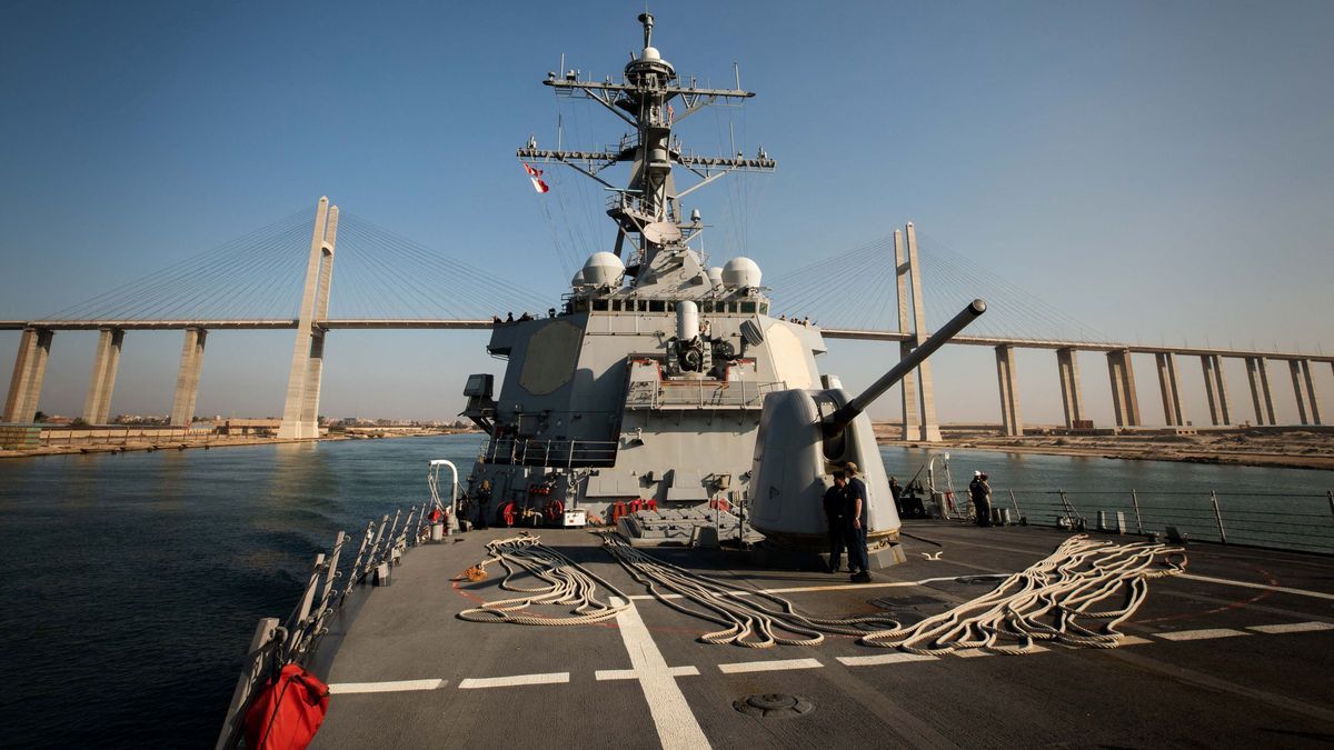 Der US-Zerstörer USS Carney fährt durch den Suez Kanal.