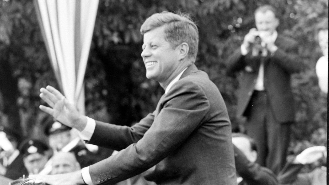 US-Präsident John F. Kennedy bei einer Reise nach Europa. Er war der vierte US-Präsident, der im Amt ermordet wurde.