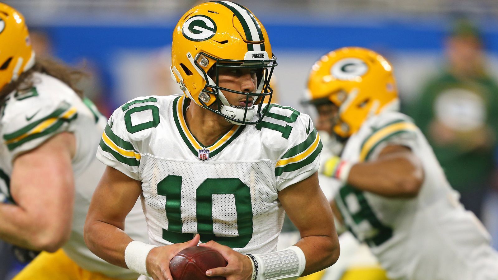 
                <strong>Jordan Love (Green Bay Packers)</strong><br>
                Eine weitere realistische Option wäre Jordan Love. Der Backup von Aaron Rodgers wird sich nach dessen Vertragsverlängerung in Green Bay sicherlich nicht um zwei, drei oder sogar vier weitere Jahre auf die Packers-Bank setzen. Love hat das Potenzial, um Starting-Quarterback einer Franchise zu sein und da kämen die Colts ins Spiel. Allerdings weiß wohl nicht einmal Love selbst, wo genau er leistungsmäßig steht, da er 2021 nur einmal als Starter auflaufen durfte. Für den ehemaligen Erstrundenpick müsste Indianapolis traden.
              