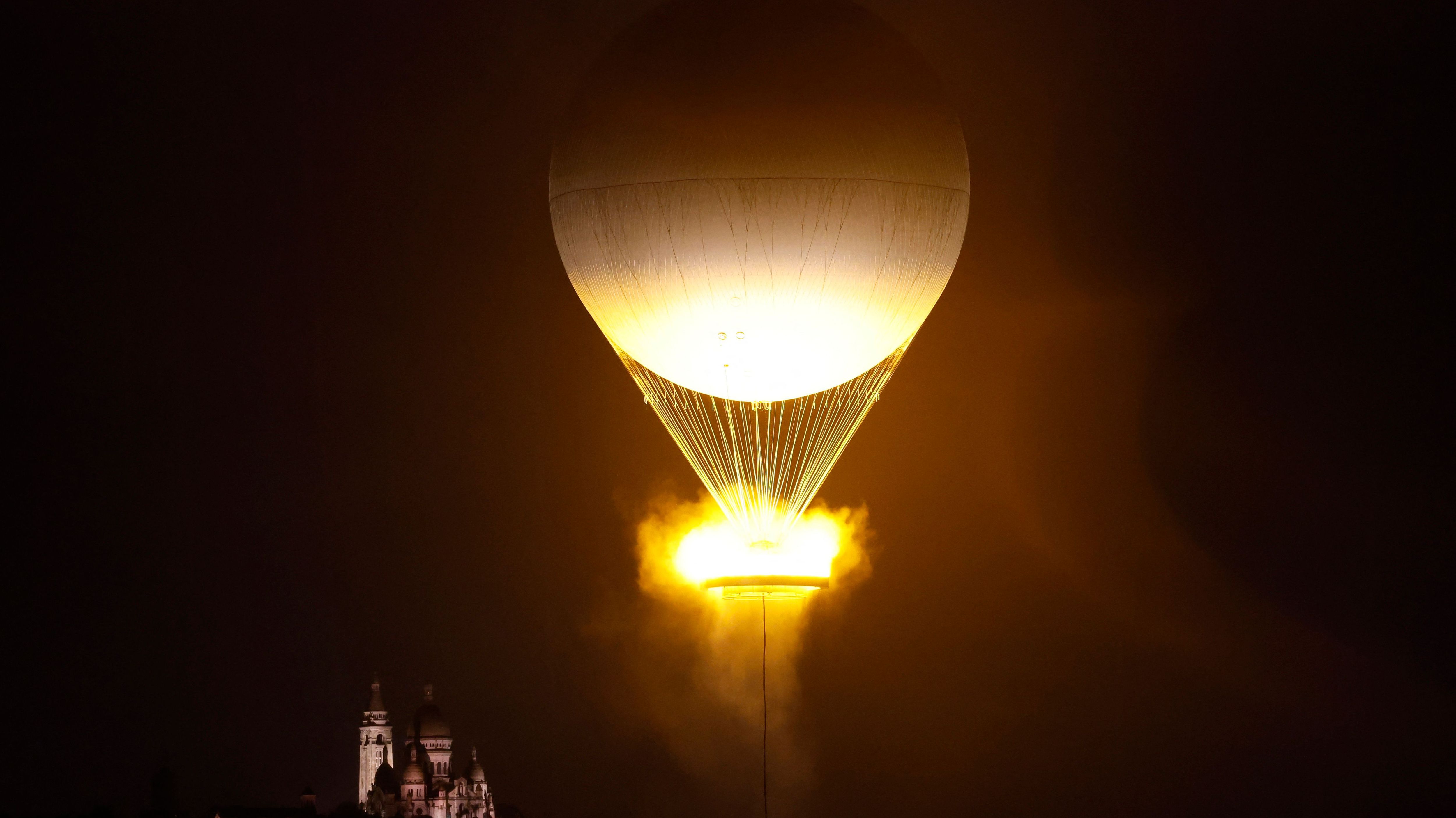 <strong>Olympia 2024: Die besten Bilder der Eröffnungsfeier in Paris</strong><br>Der Heißluftballon mit dem olympischen Feuer hebt über Paris ab.