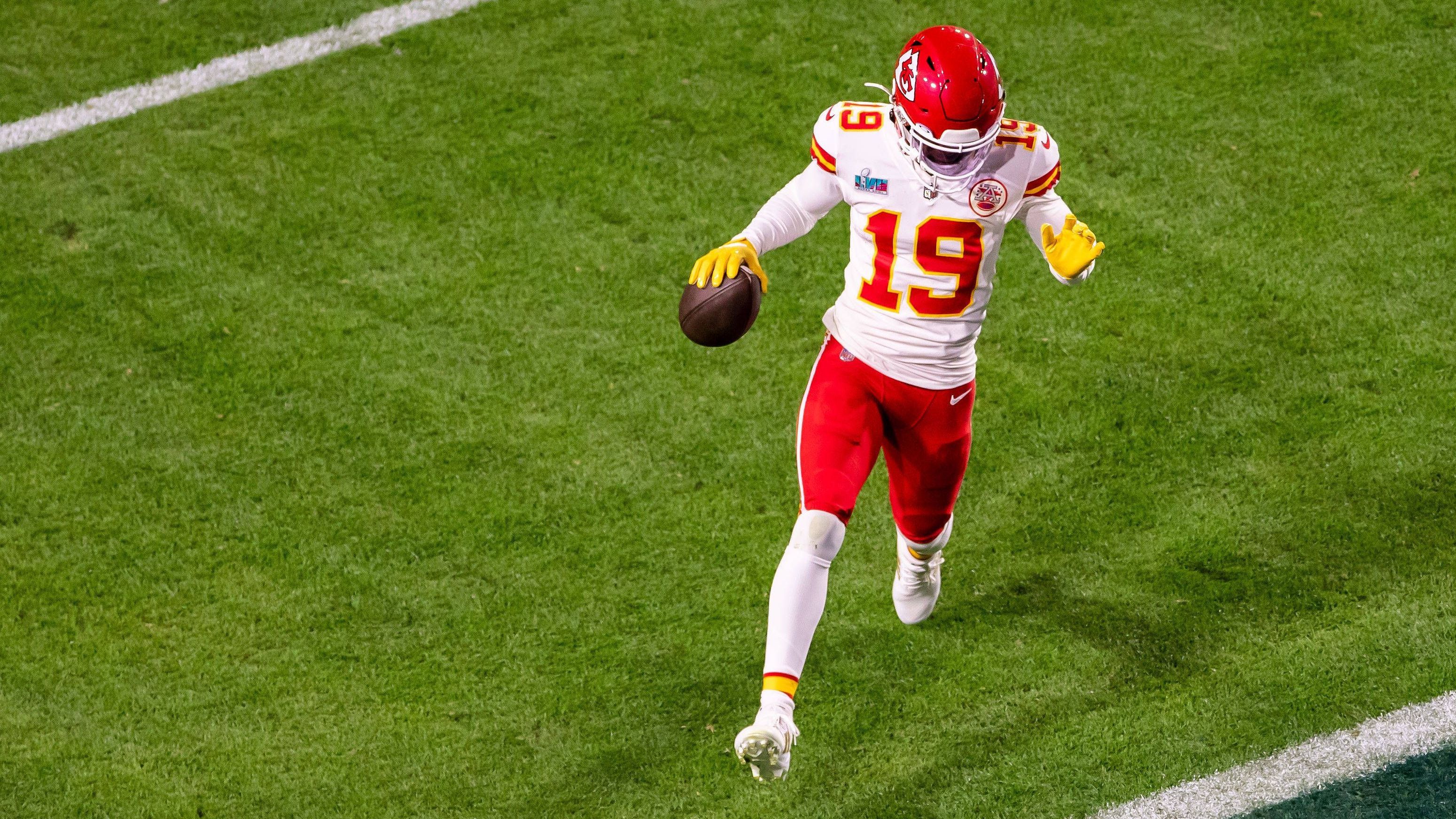 <strong>Kadarius Toney (Wide Receiver | Kansas City Chiefs)</strong><br>Es ist schon erstaunlich, mit welchem Receiving Corps Patrick Mahomes die Chiefs in der Vorsaison zum Titel geführt hat. Toney schlug nach seinem Wechsel zu den Chiefs direkt ein, in dieser Saison winkt ihm aber die Rolle als Nummer eins. Nach dem Abschied von JuJu Smith-Schuster kann der ehemalige Erstrundenpick das zeigen, was er bei den Giants vermissen ließ.