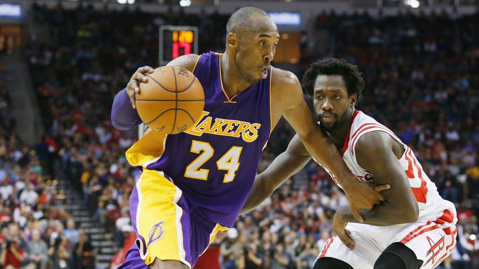 
                <strong>Platz 4: Kobe Bryant</strong><br>
                33.643 Punkte. Sein tragischer Tod bei einem Flugzeugabsturz nahe Los Angeles schockierte im Januar 2020 die Welt. Unvergessen sind aber natürlich auch seine außergewöhnlichen Leistungen in der besten Basketballliga der Welt. Fünf NBA-Titel feierte er im Trikot der Los Angeles Lakers, 18 All-Star-Nominierungen, zwei Olympische Goldmedaillen, dazu unzählige persönliche Auszeichnungen. In der Saison 2005/06 gelang ihm die zweithöchste Punktzahl während eines Spiels in der Geschichte der Liga: 81 Zähler gegen die Raptors.
              