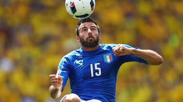 
                <strong>Andrea Barzagli</strong><br>
                Andrea Barzagli: In der italienischen Dreierkette spielt er auf der rechten Seite. Während der ersten Hälfte kommen die Schweden vor allem zu Beginn immer wieder über seinen Flügel, der 35-Jährige hält aber gut dagegen. ran-Note: 3
              