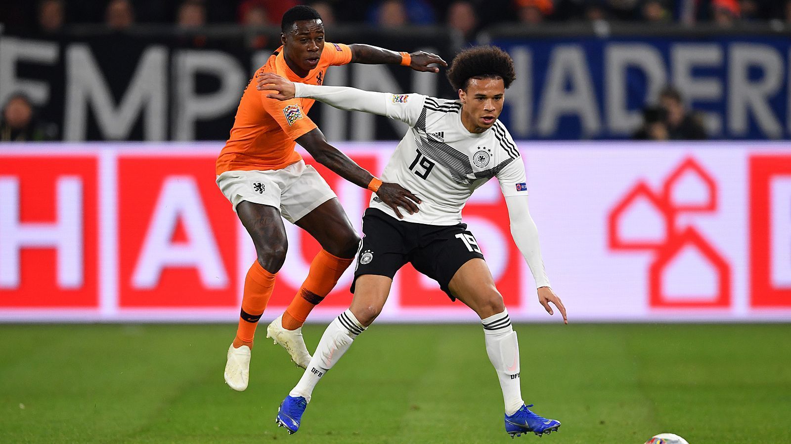 
                <strong>Leroy Sane</strong><br>
                Der Schnellste unter den Schnellen. Da kommen in der 20. Minute auch nicht die formstarken Niederländer hinterher. Hat bei seinem Abschluss ein bisschen Glück, dass ein Verteidigerbein den Schuss unhaltbar abfälscht. Verdient sich das Spielglück mit flinken Dribblings aber auch. ran-Note: 2
              