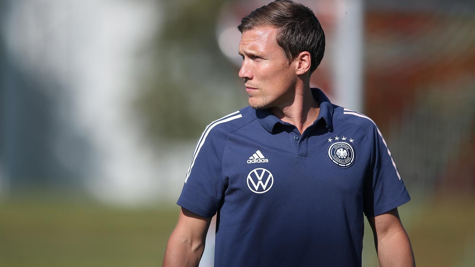 
                <strong>Hannes Wolf</strong><br>
                Hannes Wolf hat erst im Juli die deutsche U19-Auswahl von Christian Wörns übernommen. Er wäre unter den internen Kandidaten beim DFB derjenige mit dem wohl höchsten Renommee als Trainer: Wolf arbeitete als Cheftrainer bereits beim VfB Stuttgart und dem Hamburger SV, war zuletzt Ende der vergangenen Saison Interimstrainer von Bayer Leverkusen. Beim belgischen KRC Genk stand er außerdem schon in der Champions League an der Seitenlinie. Beim DFB arbeitete Wolf schon von 2020 bis März 2021 als Trainer der U18. Für ihn wäre eine weitere Berufung zur U21 also bereits der vierte Trainerposten binnen eines Jahres.
              