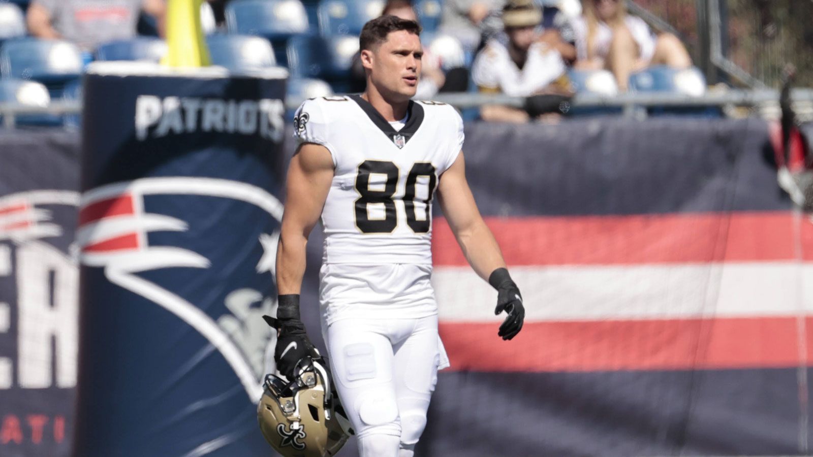 
                <strong>Chris Hogan (Wide Receiver)</strong><br>
                In Week 7 ist die Entscheidung gefallen: Chris Hogan beendet seine Karriere. Der als Undrafted Free Agent 2011 in der NFL gelandete Wide Receiver stand zuletzt bei den New Orleans Saints unter Vertrag. Nachdem er in seinem ersten Jahr nacheinander bei den San Francisco 49ers, den New York Giants und den Miami Dolphins ohne Einsatz entlassen wurde, spielte Hogan später bei den Buffalo Bills, bei den New England Patriots, bei den Carolina Panthers und bei den New York Jets. Im Sommer 2021 kehrte er zu seiner zweiten sportlichen Leidenschaft Lacrosse zurück, ehe die Saints einen Ersatz für Michael Thomas suchten. Seine größten Erfolge feierte Hogan mit den "Pats", mit denen er zwei Super Bowls gewann. Am Tag vor seinem 33. Geburtstag hängt der Passempfänger seinen Helm an den Nagel.
              