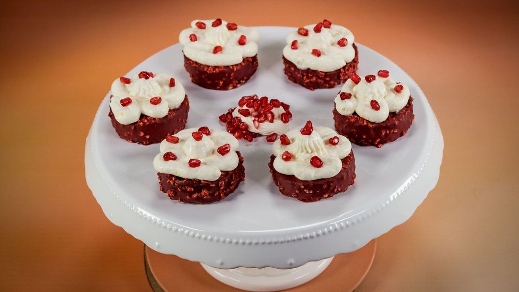 Red Velvet-Törtchen im roten Schoko-Knusper-Mantel mit Frischkäsecreme und Frucht-Crunch