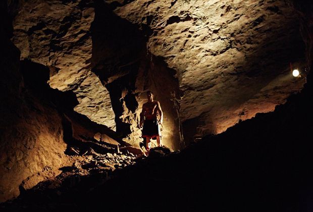 
                <strong>Back to the Top: Sturm vs. Barker</strong><br>
                Tatort: ein stillgelegtes Erzbergwerk in Porta Westfalica - 750 Meter tief im Berg
              