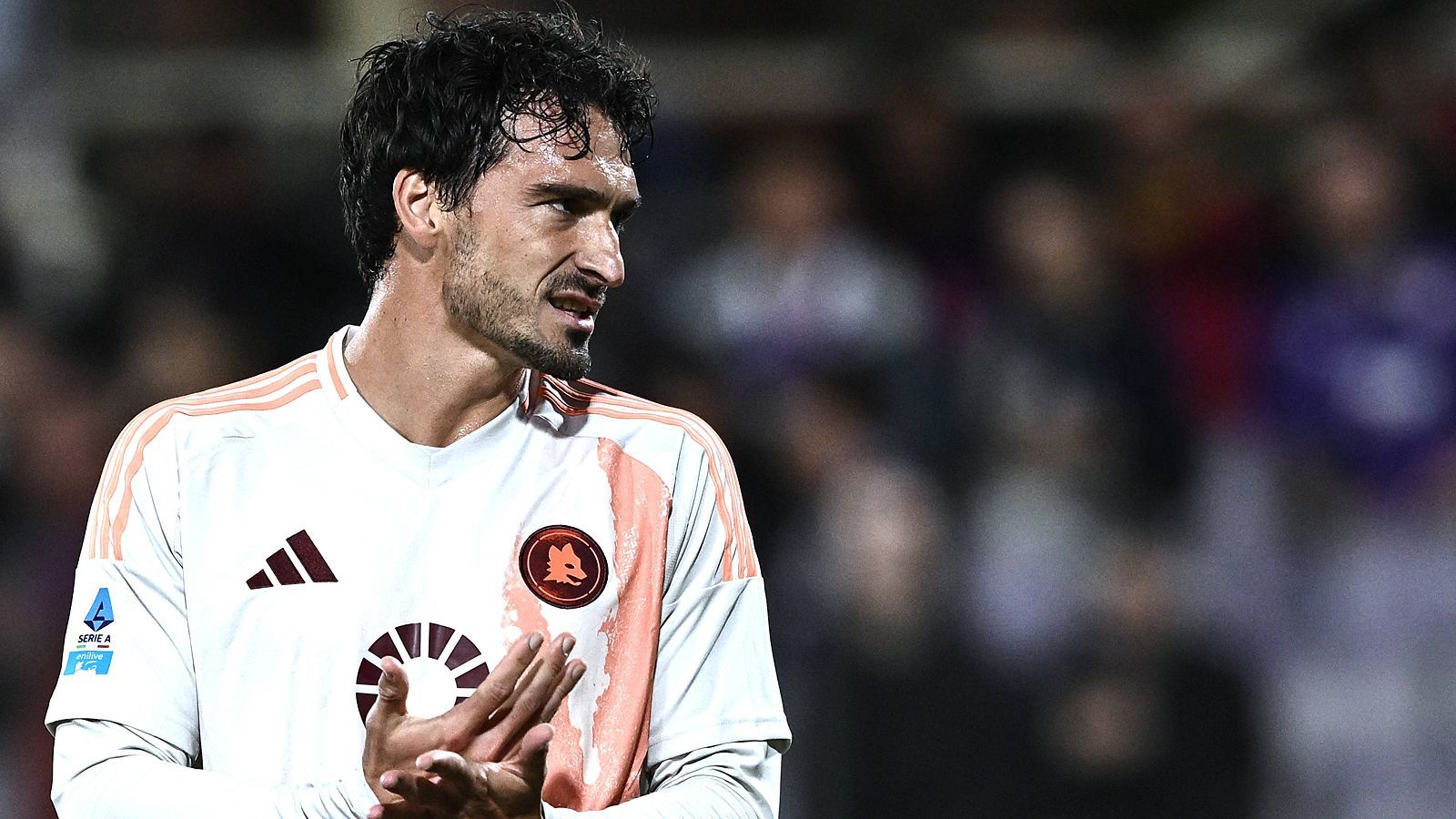 <strong>Mats Hummels (AS Rom)</strong><br>...denn laut "Gazzetta dello Sport" sollen einige Bundesliga-Klubs die Situation um den Weltmeister von 2014 genau beobachten. Seine aktuelle Rolle bei der Roma wird sicherlich nicht den Ansprüchen eines Mats Hummels genügen, insofern erscheint ein Winter-Wechsel nicht unwahrscheinlich. Konkreten Kontakt soll es aber noch nicht geben.