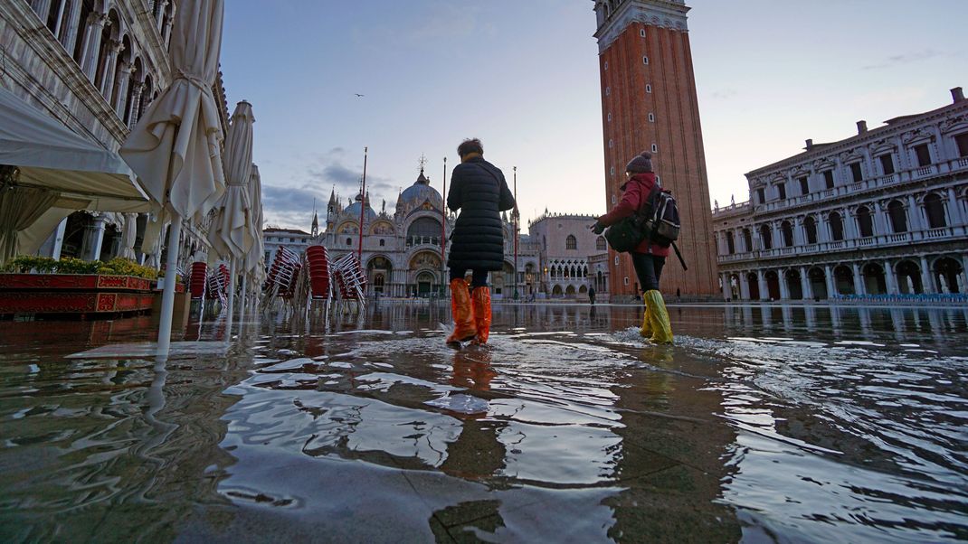Hochwasser in Venedig überschwemmen den weltberühmten Markusplatz.(Archivaufnahmen)
