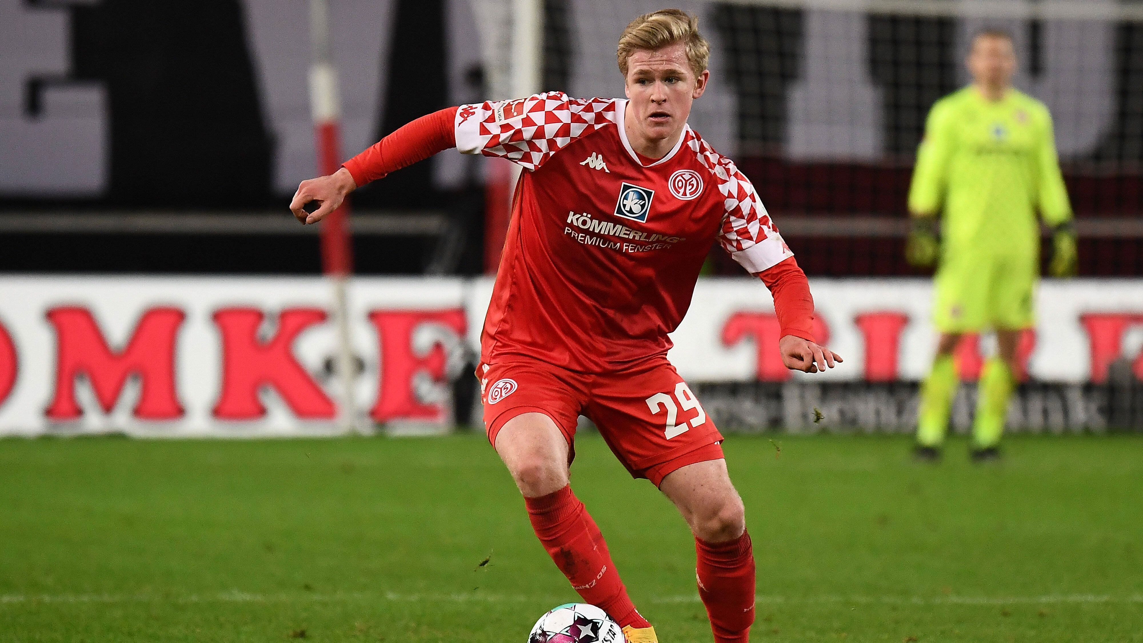 
                <strong>Jonathan Burkardt (1. FSV Mainz 05)</strong><br>
                Jonathan Burkardt ist seit seiner Jugend beim 1. FSV Mainz 05 und das wird vorerst auch so bleiben. Am Donnerstag gaben die Mainzer bekannt, dass Burkardt seinen ursprünglich bis 2022 laufenden Vertrag vorzeitig bis 2024 verlängert hat. "Für meine persönliche Entwicklung ist es am besten, weiter bei Mainz 05 zu bleiben, weil ich hier noch lange nicht fertig bin und noch einiges bewirken kann. Vor allem möchte ich in der nächsten Saison einen weiteren Schritt machen und mehr Tore schießen", erklärte der U21-Europameister im Klubstatement die Beweggründe seiner Verlängerung. 
              