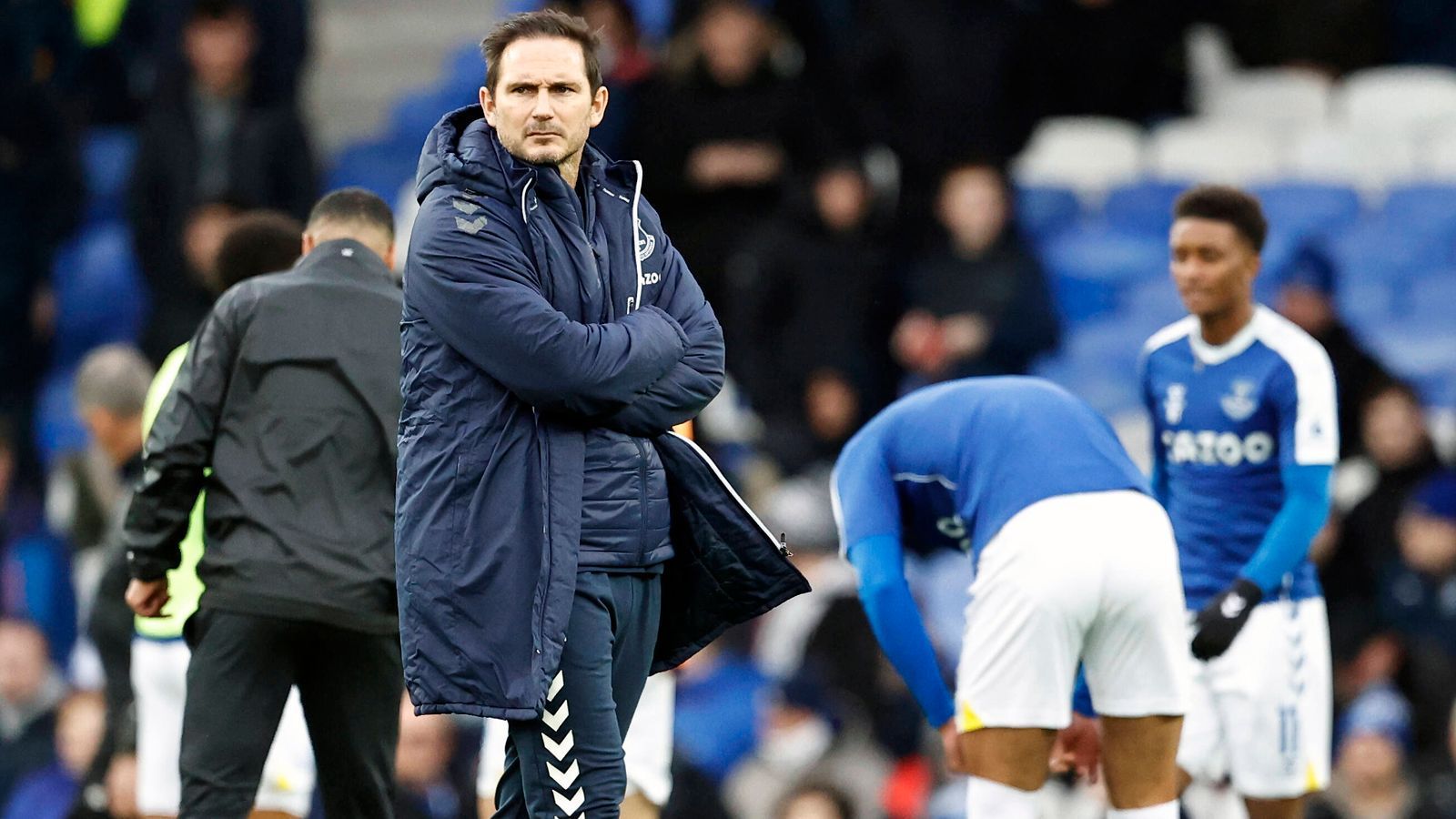 
                <strong>Verstoß gegen die Kleiderordnung</strong><br>
                Bei Verstößen gegen die Kleiderordnung des Klubs bittet der neue Everton-Trainer Frank Lampard seine Spieler ebenfalls zur Kasse. Die Strafe: 1.000 britische Pfund (ca. 1.180 Euro). 
              