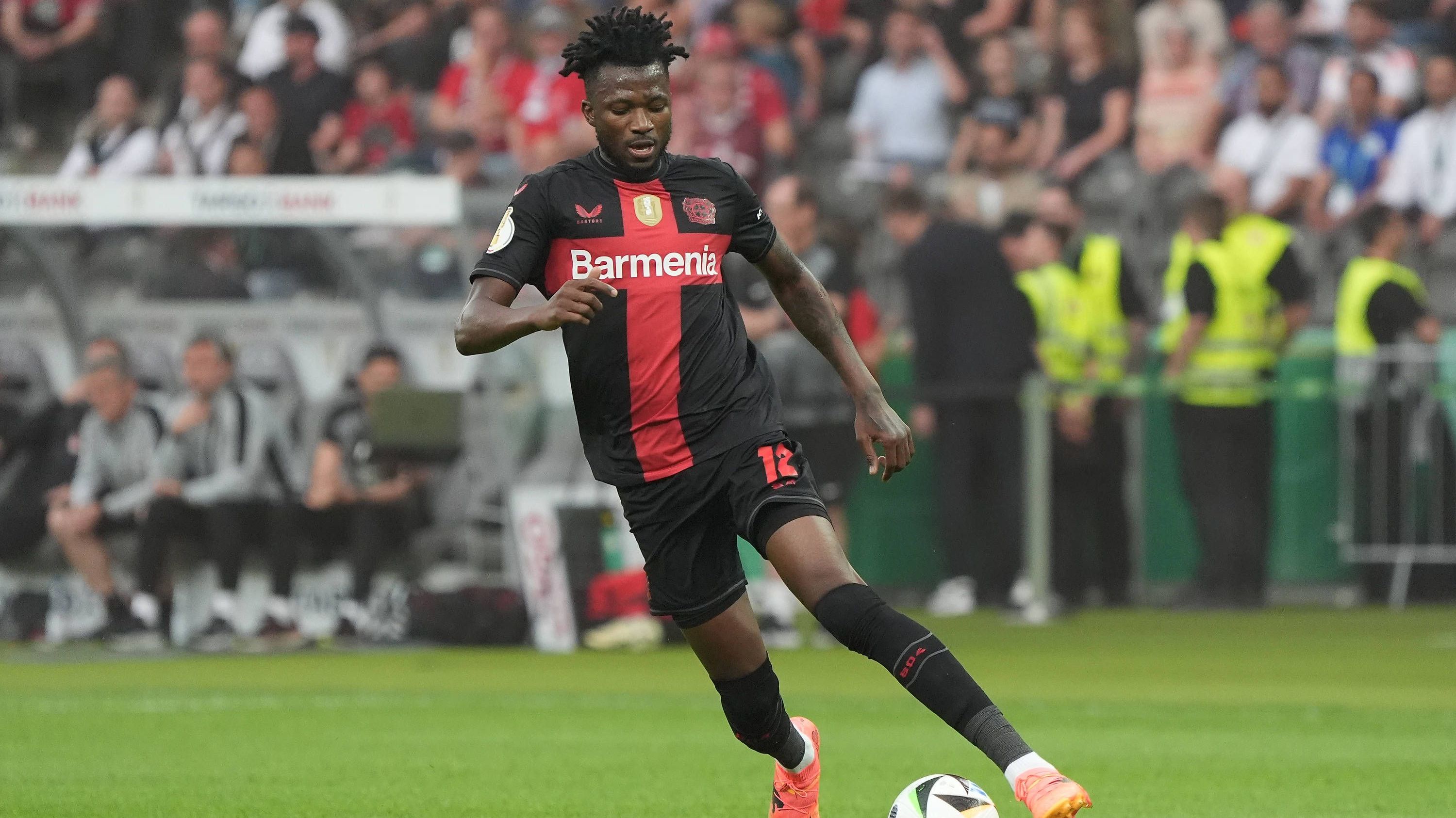 <strong>Edmond Tapsoba (Bayer Leverkusen)</strong><br>Hat in der Anfangsphase durchaus Wackler in seinem Spiel und ist nicht immer auf der Höhe. Steigert sich mit der Zeit und wirkt in der Viererkette im zweiten Durchgang sicherer. Fällt im Vergleich zu Nebenmann Tah jedoch ab. <strong><em>ran</em></strong>-Note: 4