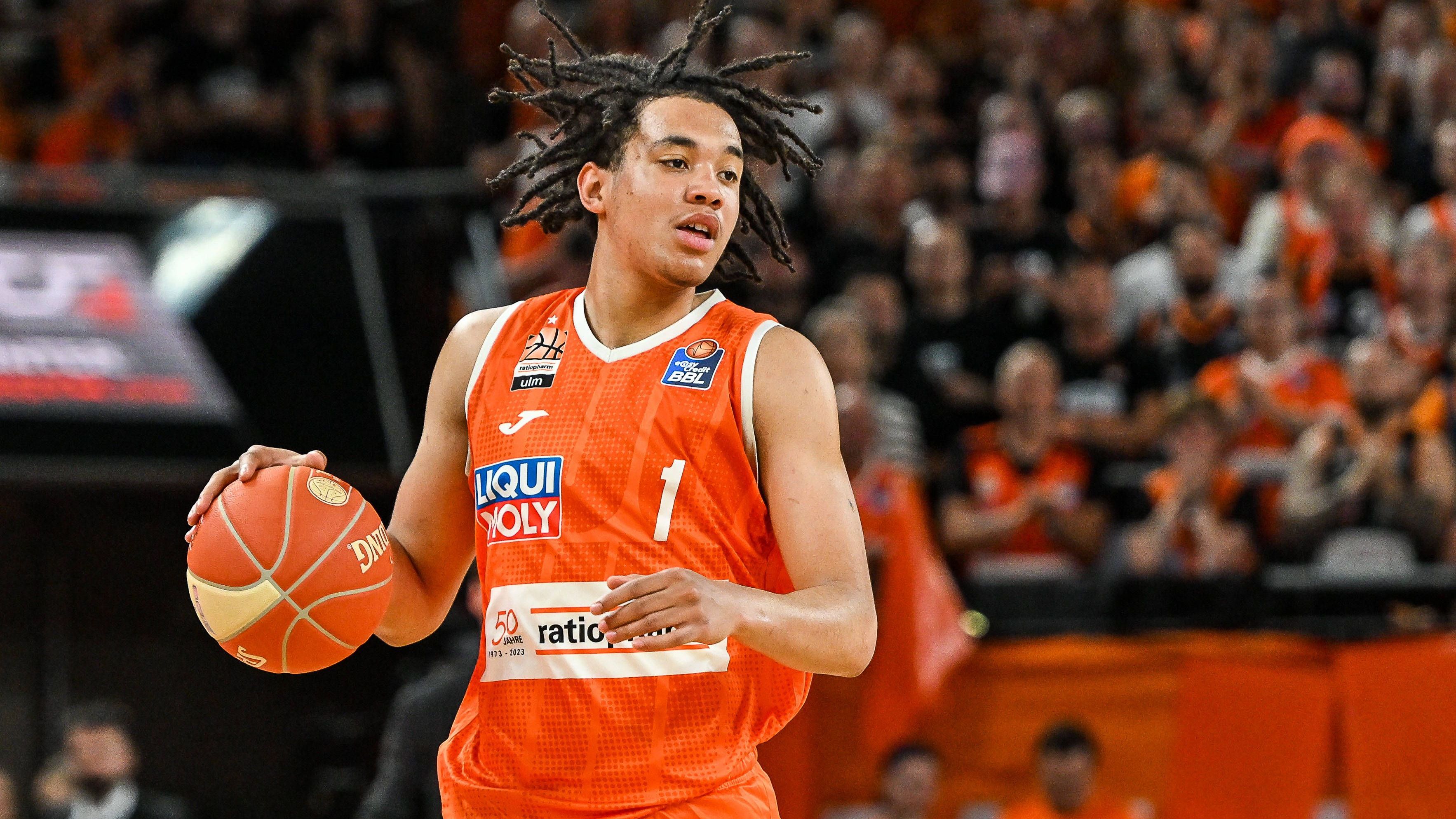 <strong>25. Pick: New York Knicks - Pacome Dadiet</strong><br>Position: SF/PF<br>Alter: 18 Jahre<br>Nation: Frankreich<br>Team: Ratiopharm Ulm (Deutschland)