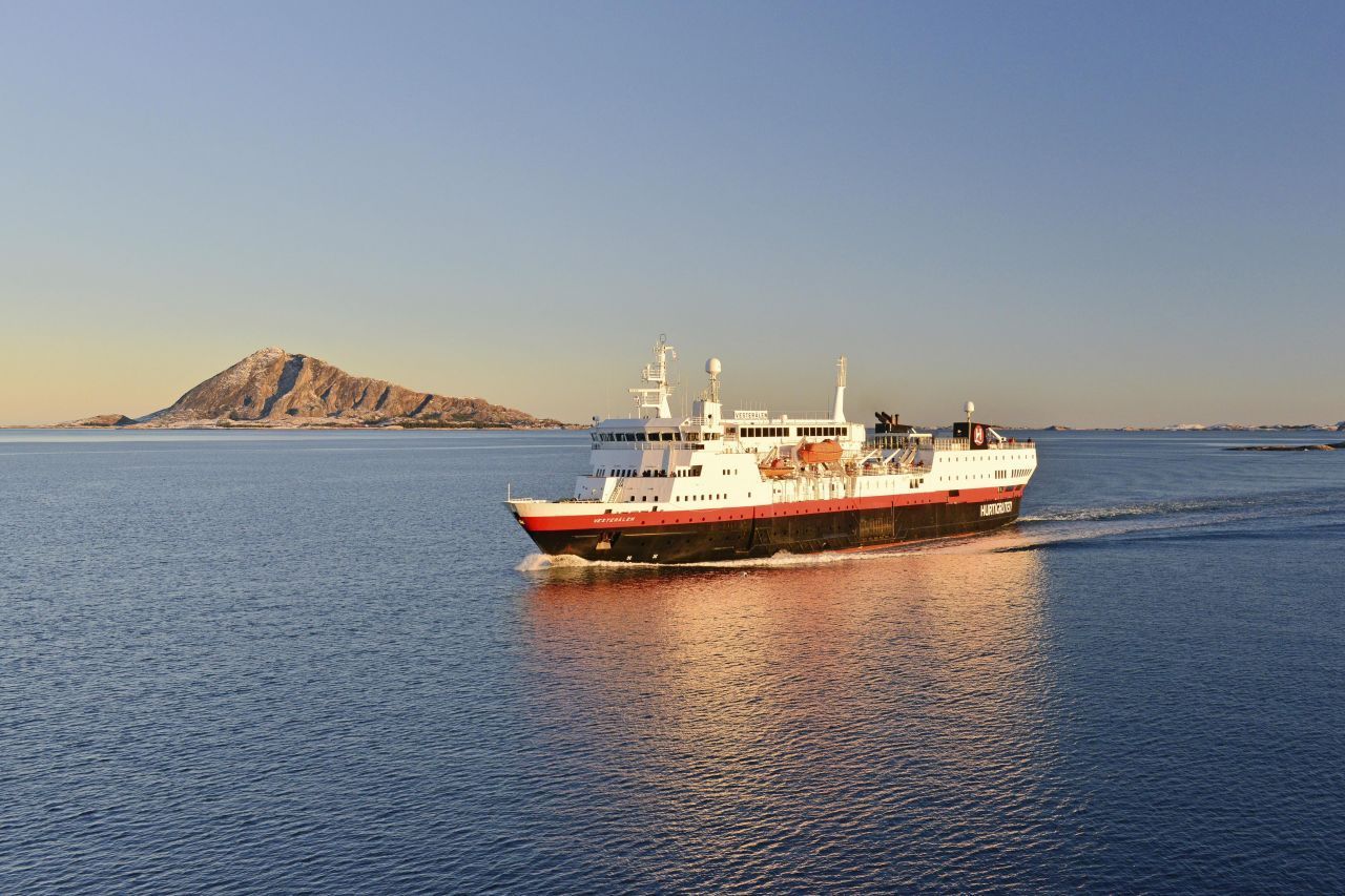 Hurtigruten plant, ab 2021 mindestens 6 Schiffe teilweise mit Biogas aus Fischabfällen anzutreiben. 