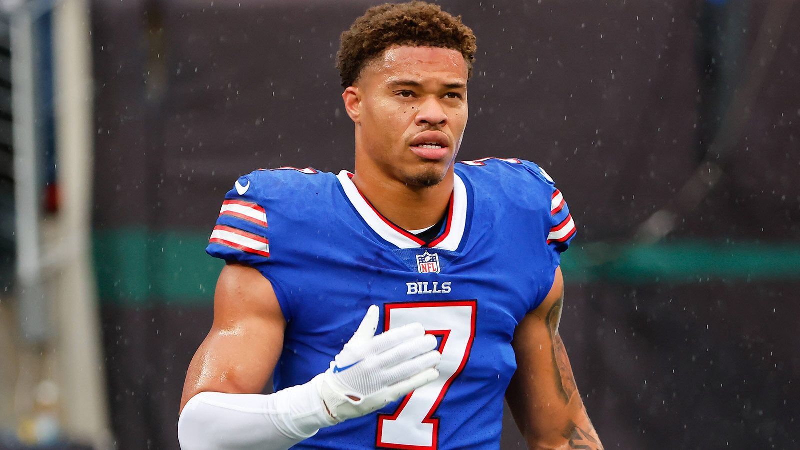 
                <strong>Buffalo Bills - Taron Johnson</strong><br>
                Die Bilanz von Taron Johnson war 2022 eher bescheiden. Nur eine Interception, obwohl er der Cornerback mit den drittmeisten Targets auf von ihm gedeckte Receiver war. Angesichts der Cap-Situation der Buffalo Bills ist eine Entlassung nach dem 1. Juni absolut denkbar. Besonders, weil die Draft-Klasse auf seiner Position dieses Jahr sehr stark besetzt ist.&#x2022; Vor dem 1. Juni<br/><br>&#x2022; Nach dem 1. Juni<br/><br>
              