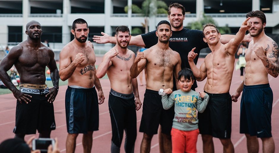 
                <strong>Nick Hein</strong><br>
                In Kalifornien trainiert Hein bei dem UFC-Veteranen Antoni Hardonk. In dem Kickbox-Experten sieht Hein den "Trainer, den er sein Leben lang gesucht hat". Unter seiner Führung will Hein den Sprung in die Top 15 der UFC schaffen.
              