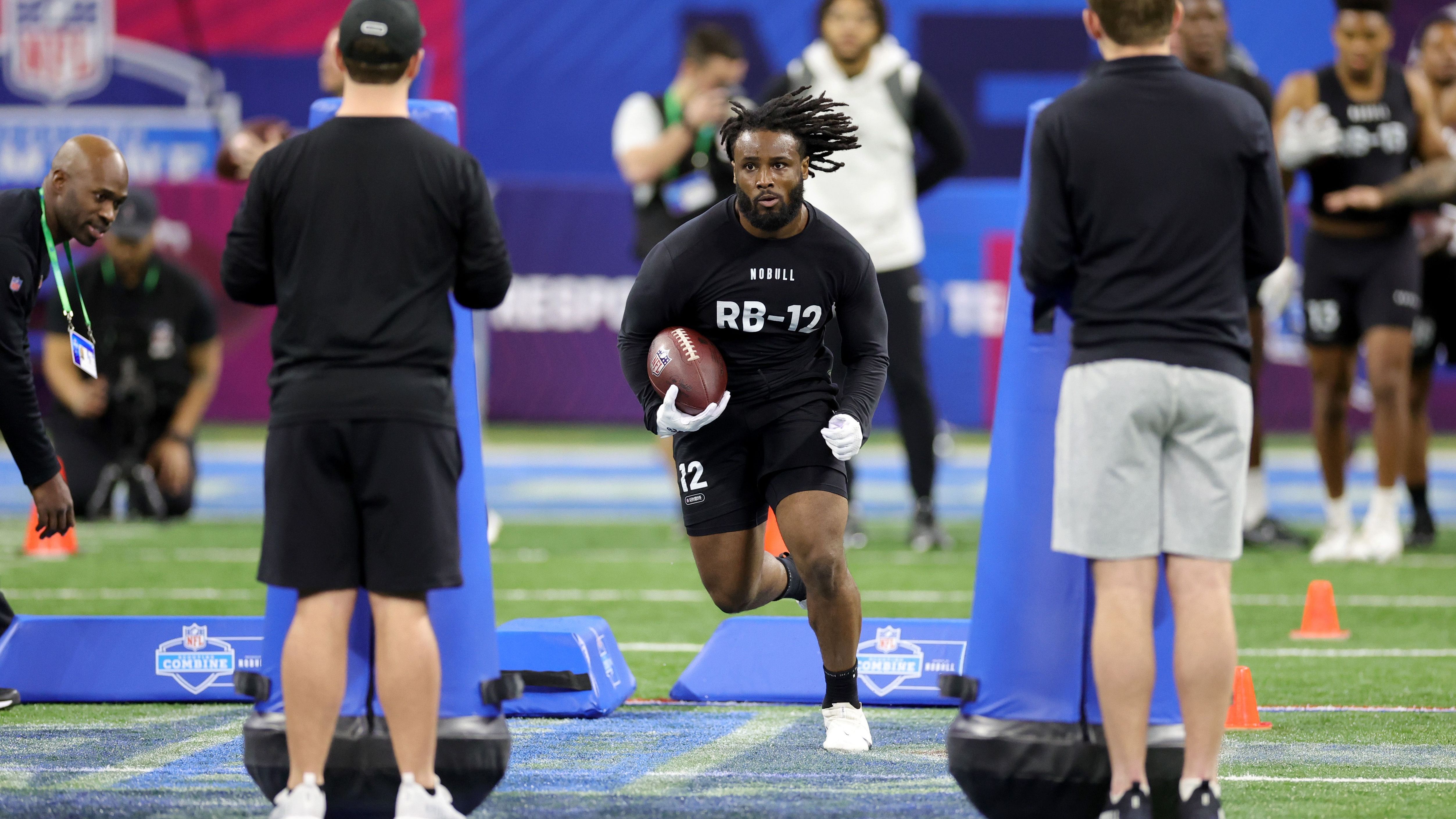 <strong>NFL Combine 2024: Meiste Spieler pro College<br></strong>Bevor der NFL Draft ansteht, stellen die College-Talente erstmal ihre Fähigkeiten beim <a href="https://www.ran.de/sports/american-football/nfl/news/nfl-combine2024-uebertragung-datum-ort-uebungen-zeitplan-rekorde-infos-event-draft-college-talente-scouts-101829">Combine </a>unter Beweis. Die University of Michigan entsendet dabei die meisten Spieler seit 2003. Von welchen Schulen kommen 2024 die meisten Talente? Und welche aktuellen NFL-Stars entstammen den Colleges? (Quelle: profootballnetwork.com)