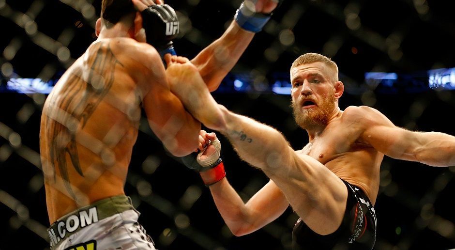 
                <strong>Conor McGregor vs. Max Holloway, UFC Boston, 17.08.2013</strong><br>
                Der Kampf gegen Max Holloway entpuppte sich als McGregors größte Bewährungsprobe: Bereits in der ersten Runde erlitt er einen Kreuzbandriss. Dennoch gewann er dank Takedowns und Bodenkontrolle nach Punkten.
              