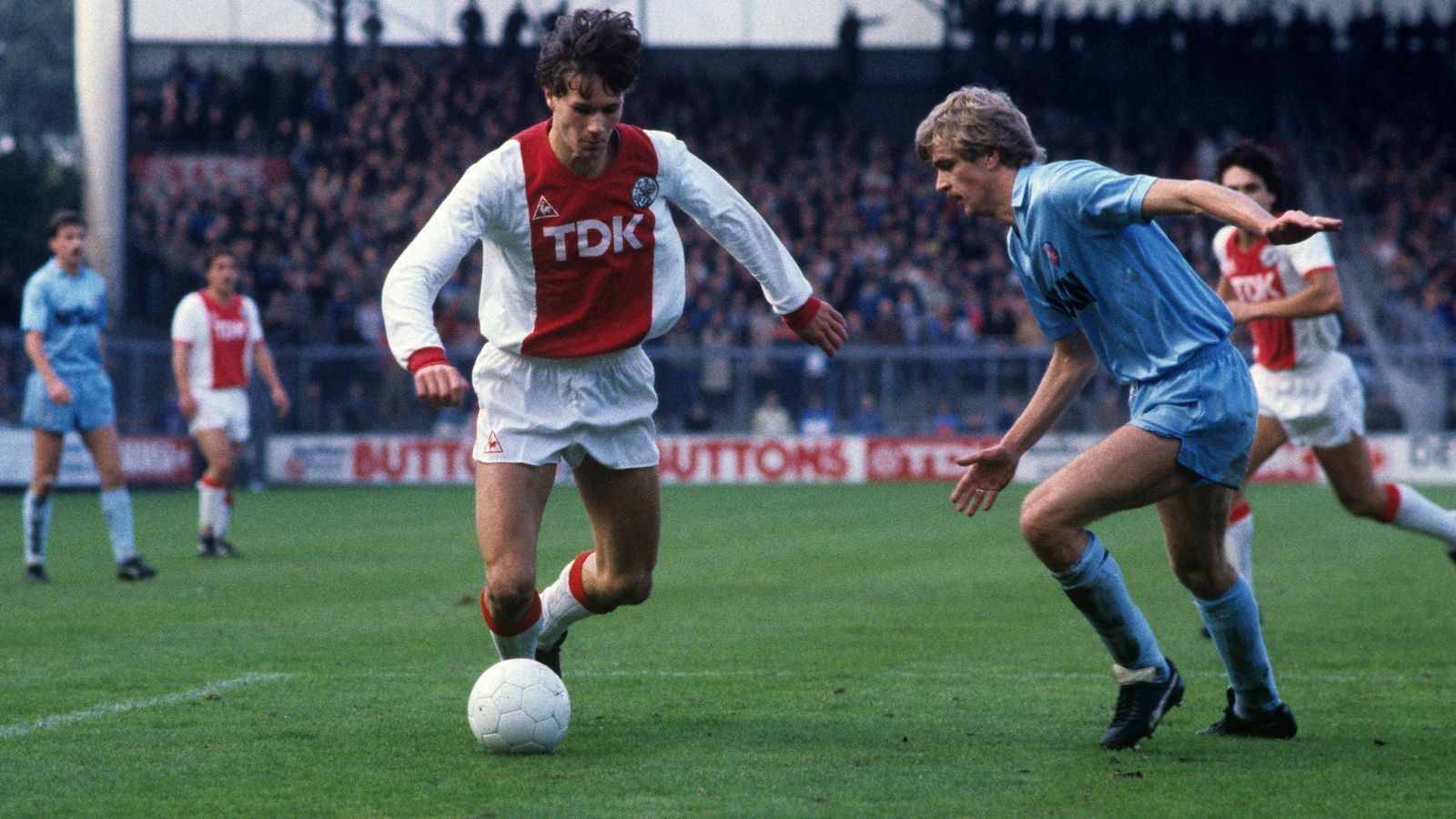 
                <strong>Platz 9 - Marco van Basten (Ajax Amsterdam)</strong><br>
                Alter bei seinem Dreierpack: 19,9 JahreSpiel gegen: Differdange 03 (3. Oktober 1984)
              