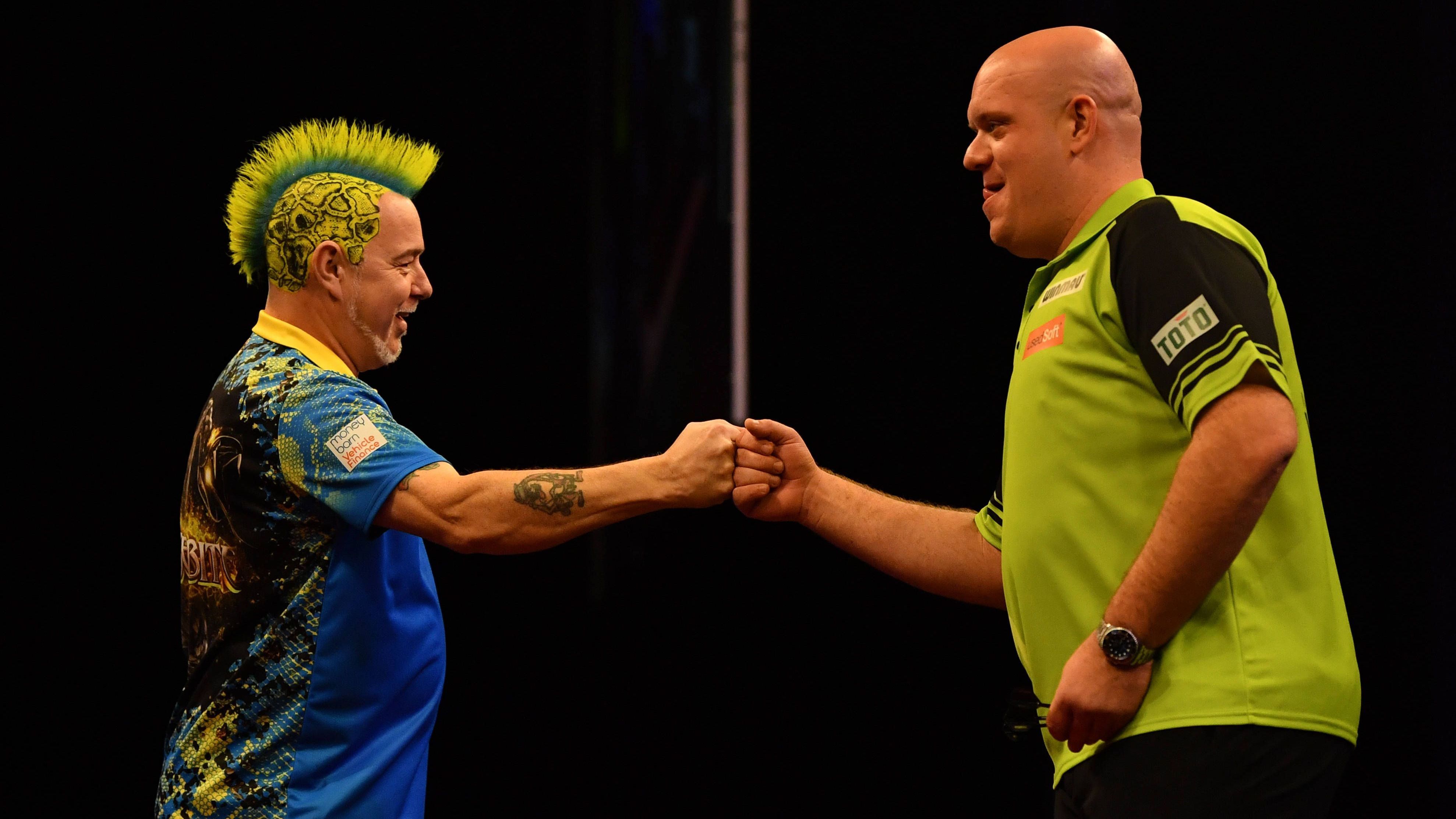 <em><strong>Die Spitznamen der Darts-Stars und ihre Hintergründe</strong><br> Zum sportlichen Werdegang eines Darts-Profis gehört in der Regel auch die Festlegung eines Spitznamens. Er ist das Alleinstellungsmerkmal und verleiht den Herren und Damen der Pfeile eine besondere Identität. Einige Spitznamen und deren Ursprung hat ran in der Galerie gesammelt.</em>