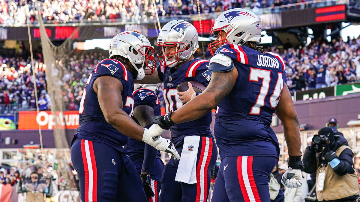 NFL, American Football Herren, USA New York Jets at New England Patriots Oct 27, 2024; Foxborough, Massachusetts, USA; New England Patriots quarterback Drake Maye (10) reacts after his touchdown ru...
