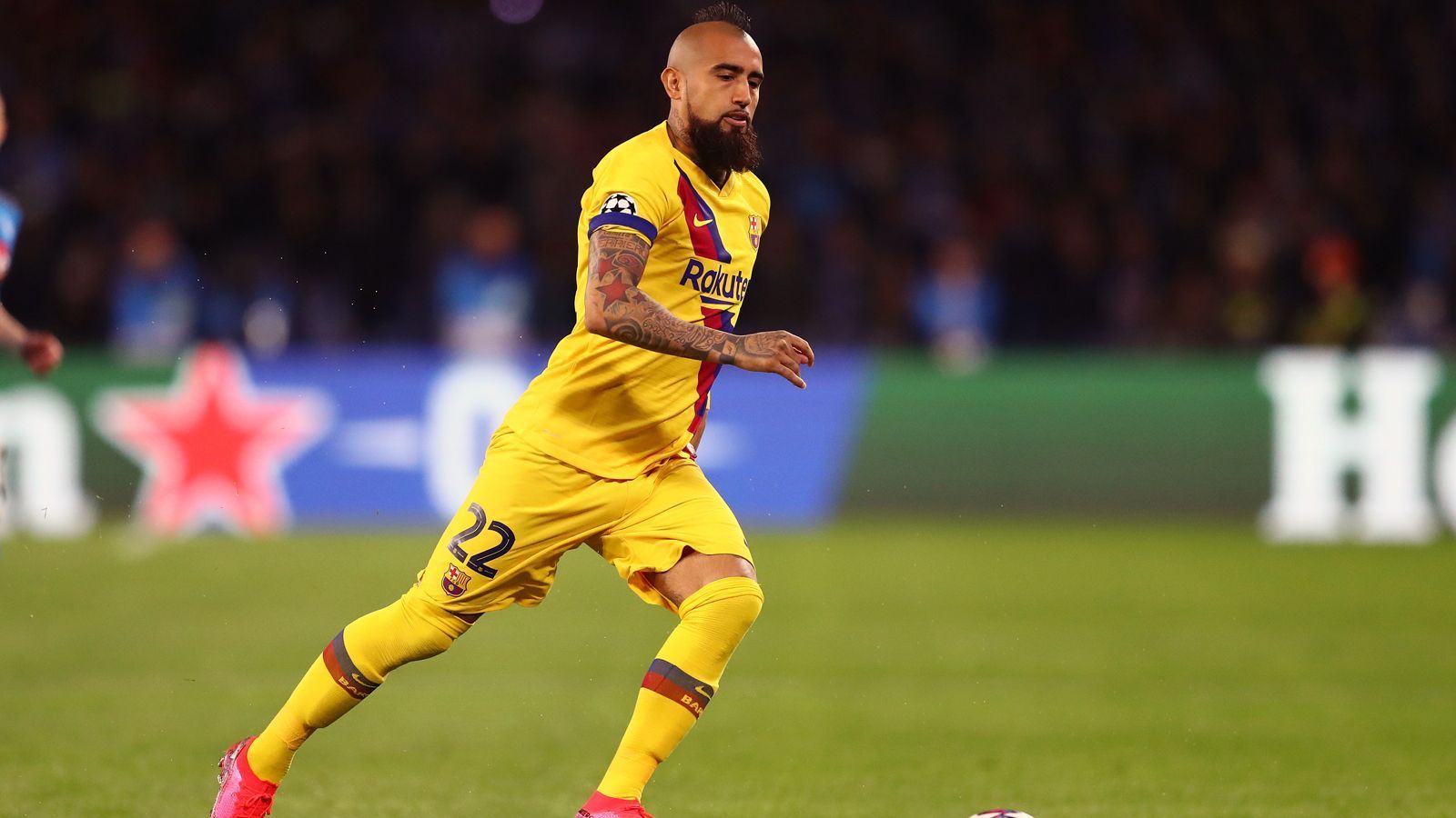 
                <strong>Arturo Vidal (FC Barcelona)</strong><br>
                Wir bleiben in Barcelona und auch bei der Bayern-Connection. Der frühere Münchner Arturo Vidal wurde nämlich zuletzt ebenfalls mit einem möglichen Newcastle-Engagement in Verbindung gebracht. Vidals Vertrag bei Barca läuft ohnehin nur noch bis 2021 und zudem spielte "King Arturo" bei La-Liga-Giganten zumeist nur eine Nebenrolle als Teilzeit-Arbeiter. Mit einem Wechsel nach Newcastle könnte Vidal in die Riege jener Spieler aufsteigen, die in allen vier europäischen Topligen unter Vertrag standen. Der Routinier kickte bereits in der Bundesliga (Leverkusen, FC Bayern), der Serie A (Juventus Turin) und in La Liga (FC Barcelona). 
              