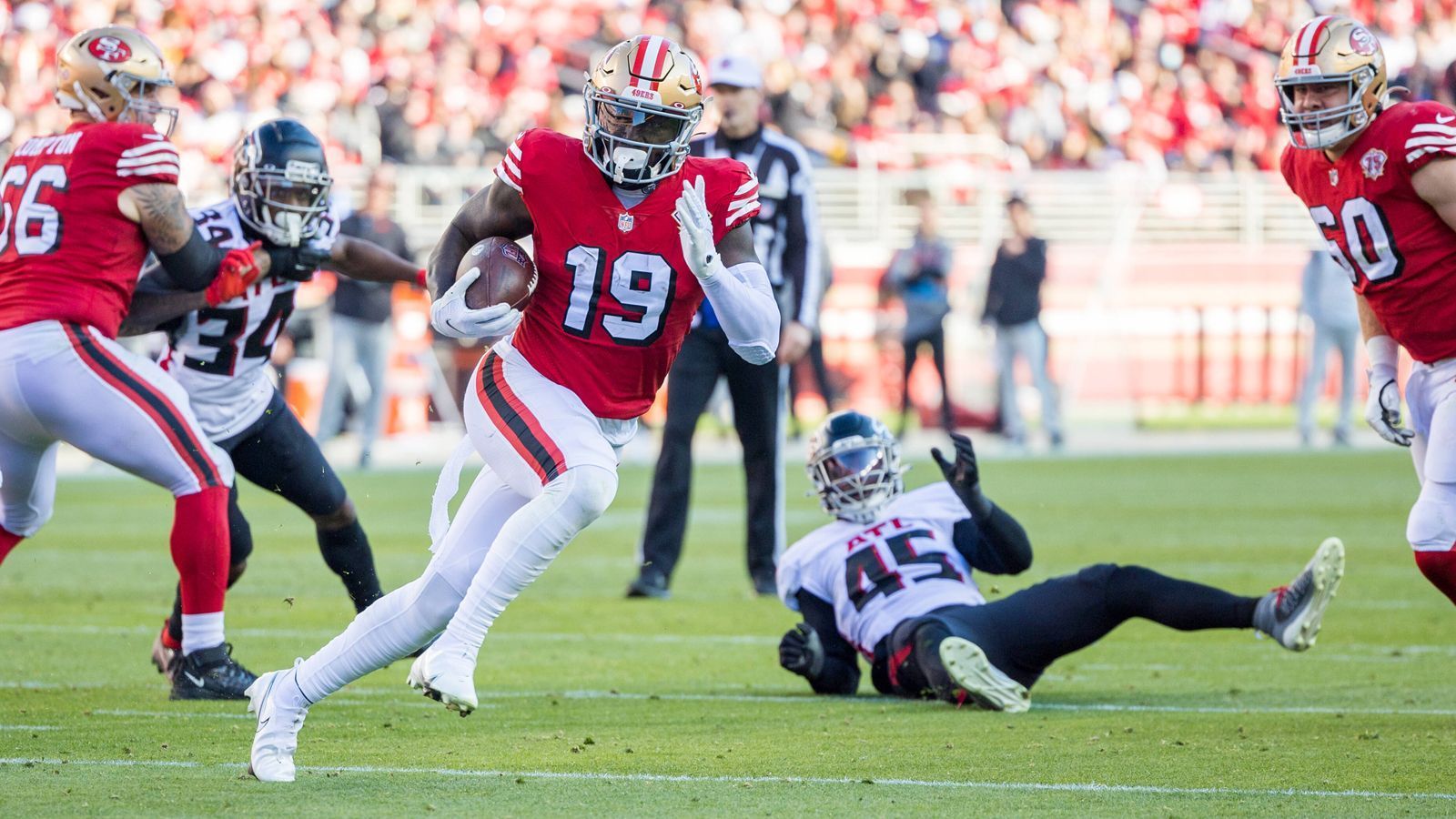 
                <strong>Die Allzweckwaffe Deebo Samuel</strong><br>
                Vor der Saison der San Francisco 49ers galt Wide Receiver Brandon Ayiuk als verheißungsvollster Receiver des Teams. Doch recht schnell konnte Deebo Samuel die Rolle als wichtigster Offensivspieler der 49ers übernehmen und gleichzeitig beeindruckend seine Vielseitigkeit unter Beweis stellen. Samuel fing nicht nur 77 Bälle für 1405 Receiving-Yards fangen und sechs Touchdowns, er überzeugte auch als eine Art Hybrid Running-Back und sammelte 365 Rushing-Yards und acht Touchdowns. Seine Explosivität ist in der Offense nicht zu ersetzen.
              