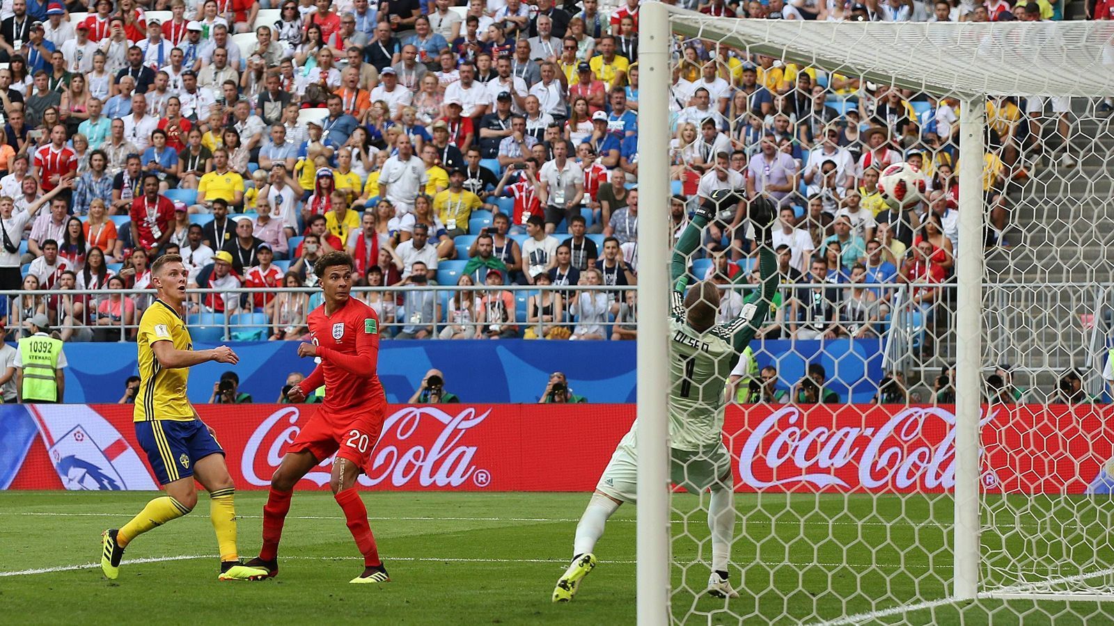 
                <strong>England besticht durch seine Effizienz</strong><br>
                Die Three Lions trafen gegen Schweden mit ihren beiden Schüssen auf den gegnerischen Kasten – in jedem ihrer letzten drei WM-Spiele verzeichneten sie exakt zwei Versuche aufs Tor des Gegners. Im Bild knipst Dele Alli gegen Schweden.
              