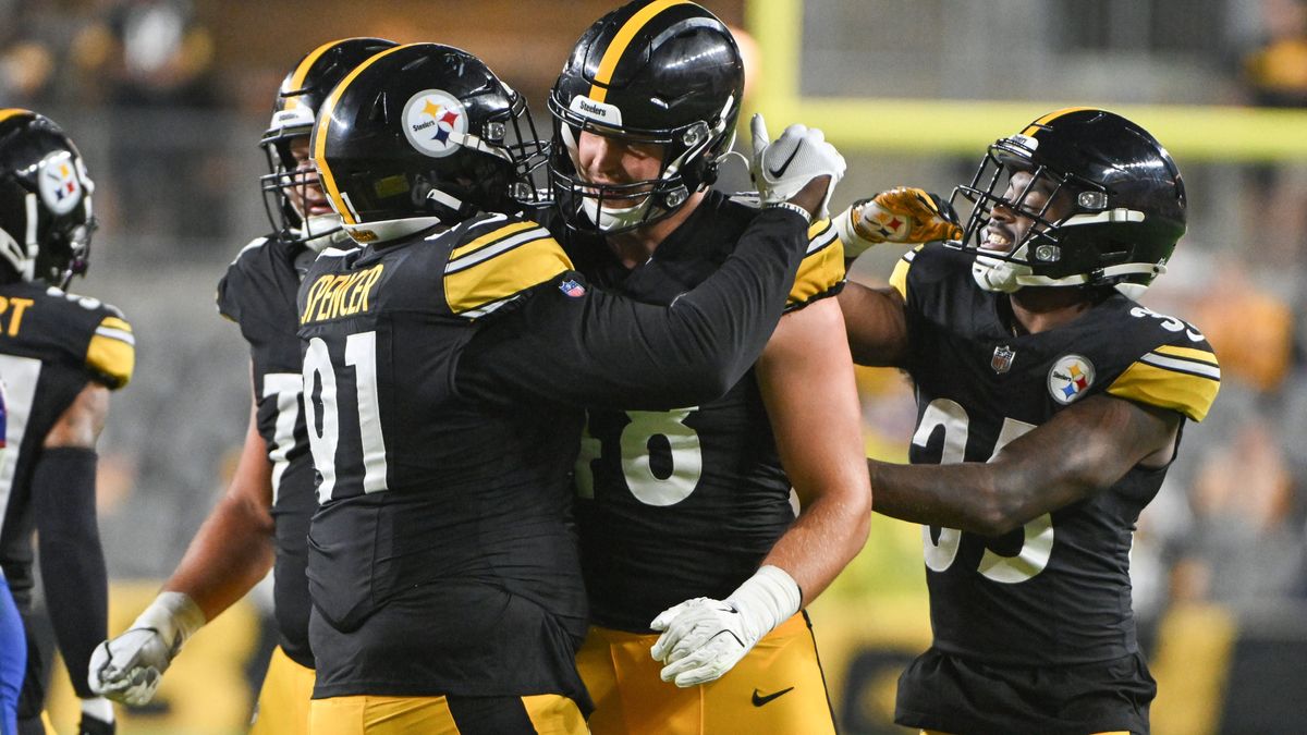 NFL, American Football Herren, USA Buffalo Bills at Pittsburgh Steelers Aug 17, 2024; Pittsburgh, Pennsylvania, USA; Pittsburgh Steelers linebacker Julius Welschof (48) celebrates with Marquiss Spe...