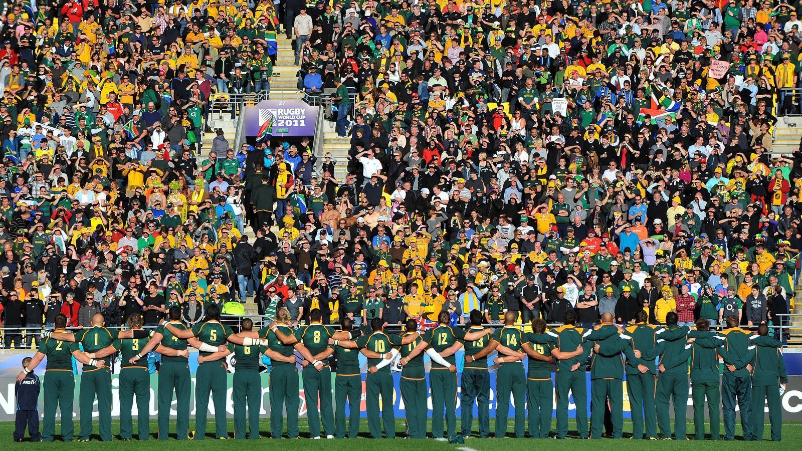 
                <strong>Südafrika – Rugby als Symbol der Befreiung </strong><br>
                Rugby ist in Südafrika fast ein Heiligtum. Dies liegt nicht zuletzt daran, dass der WM-Triumph von 1995 im eigenen Land als Symbol dafür gilt, dass die Apartheid (Rassentrennung) unter der Führung des damaligen Präsidenten Nelson Mandela ein Ende fand. Die "Springboks" zählen auch heute noch zu den absoluten Top-Mannschaften der Welt. 2007 gewannen sie ihren zweiten WM-Titel. Der letzte Erfolg war der Gewinn des Rugby Championship 2019 im Juli / August, als die Südafrikaner gegen Australien und Argentinien gewannen und gegen Neuseeland Unentschieden spielten.  
              