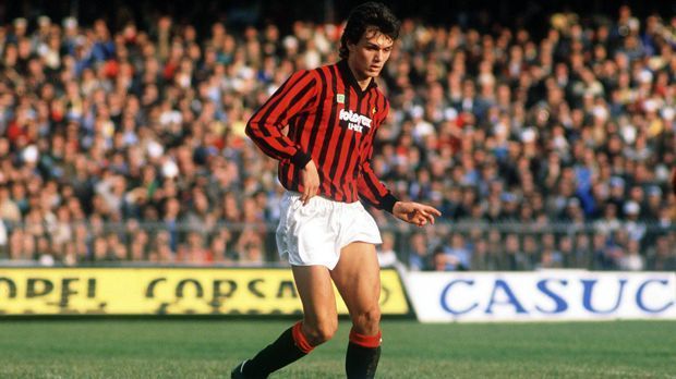 
                <strong>AC Milan - Paolo Maldini (16 Jahre, sechs Monate, 25 Tage)</strong><br>
                AC Milan - Paolo Maldini (16 Jahre, sechs Monate, 25 Tage): Noch jünger als Kean war der spätere Langzeit-Star des AC Milan bei seinem Serie-A-Debüt. Am 20. Januar 1985 durfte Verteidiger Maldini in Udine erstmals ran (1:1). Es folgte eine unglaublich erfolgreiche Karriere mit 646 weiteren Spielen für Milan in der Serie A, drei Champions-League-Titeln, zwei Landesmeister-Titeln, sieben Meistertiteln und einem Pokalsieg - unter anderem!
              