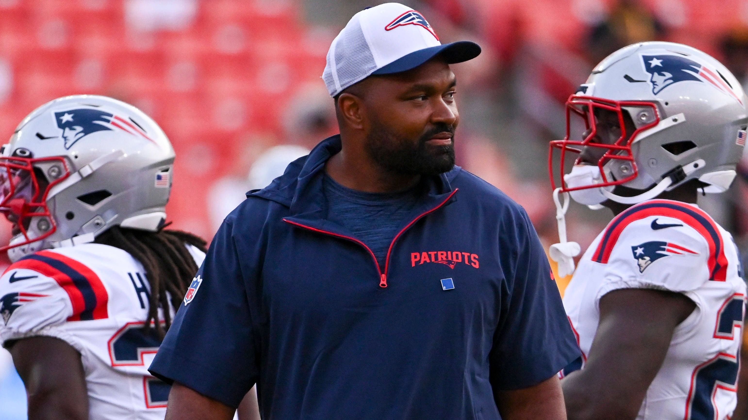 <strong>Jerod Mayo (New England Patriots; Head Coach)</strong><br>An der Aufgabe, die Fußstapfen einer Legende auszufüllen, ist schon so mancher gescheitert. Jerod Mayo hat es dabei besonders hart erwischt. Er folgt bei den Patriots auf niemand geringeren als Bill Belichick. Natürlich ist man rund um Foxborough realistisch genug und träumt derzeit nicht von Super Bowls. Aber der Schatten des Vorgängers wird Mayo begleiten.