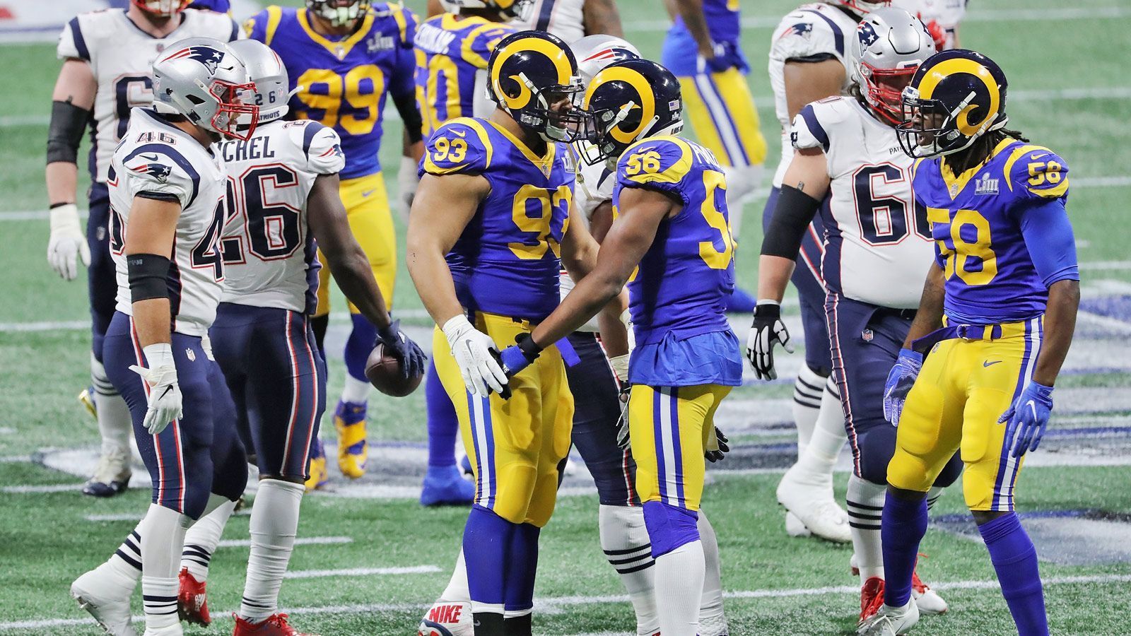 
                <strong>GEWINNER: Defense der Rams</strong><br>
                Trotz der Niederlage hat die Rams-Defense gezeigt, welche Klasse sie hat. Aaron Donald und Co. halten ihr Team überhaupt noch im Spiel, lassen gegen die Patriots nur 13 Punkte zu. Lediglich Julian Edelman kriegen sie kaum in den Griff. Doch ohne Unterstützung der Offensive kann man einen Super Bowl nicht gewinnen.
              