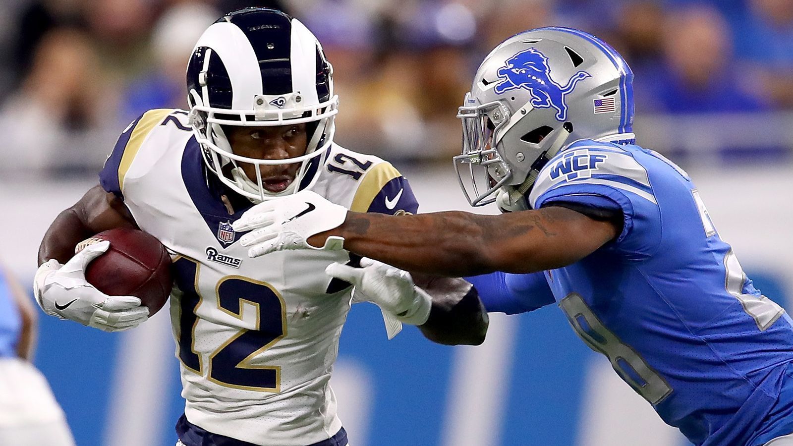 
                <strong>Week 13: Brandin Cooks mit 1.000 Receiving-Yards für drei Teams</strong><br>
                Rams-Receiver Brandin Cooks hat gegen die Detroit Lions nicht nur den Saison-Meilenstein von 1.000 Receiving-Yards geknackt, sondern hat sich damit auch in der NFL-Geschichte verewigt. Nachdem er den Meilenstein bereits für die Saints im Jahr 2016 und für die Patriots im Jahr 2017 erreicht hat, schaffte er dies nun auch mit den Los Angeles Rams. Damit ist er der einzige Spieler der Geschichte, der in drei aufeinanderfolgenden Saisons 1.000 Yards für drei unterschiedliche Teams erzielt hat. 
              