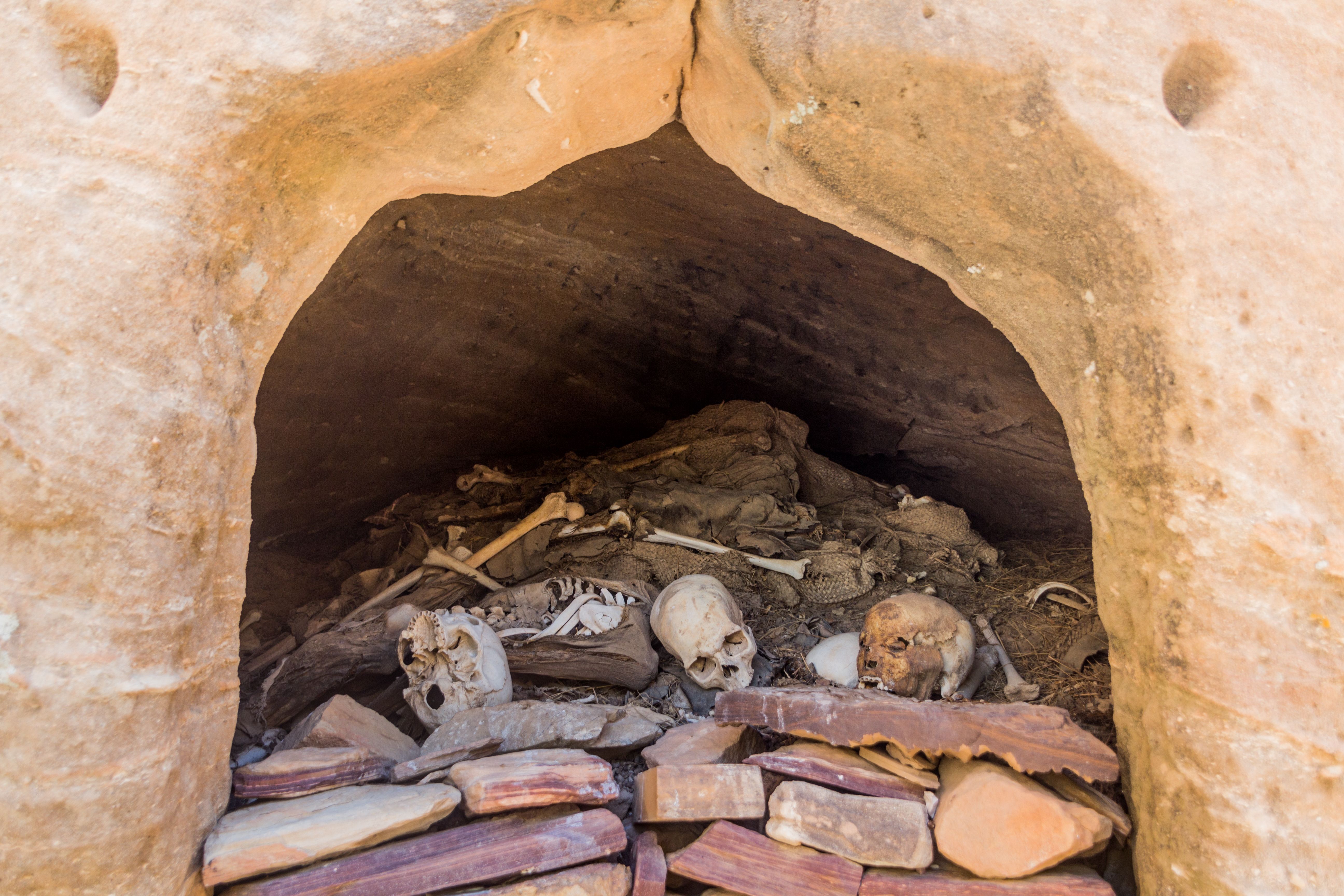 er Höhle nahe der Kirche Abuna Yemata Guh sind Priester, Mönche und Nonnen begraben.