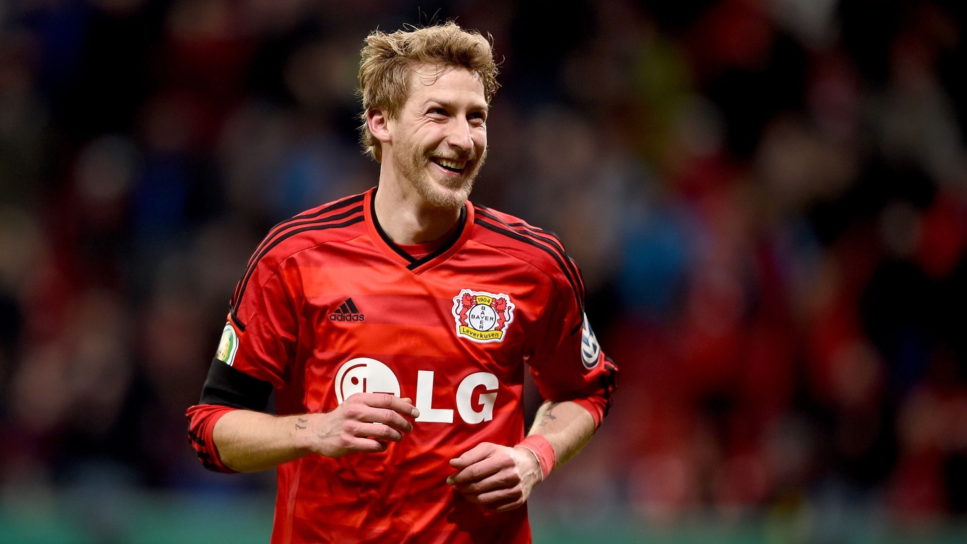 
                <strong>Sturm: Stefan Kießling</strong><br>
                Stefan Kießling wechselte 2006 vom 1. FC Nürnberg zur Werkself und sollte Leverkusen bis zu seinem Karriereende zwölf Jahre treu bleiben. In dieser Zeit spielte sich "Kies" in die Herzen der Fans und avancierte zur Identifikationsfigur des Klubs. In 444 Spielen erzielte der Stürmer 162 Tore und legte 75 Treffer vor. Sein berühmtestes Tor war eigentlich keines. Am 9. Spieltag der Saison 2013/14 erzielte Kießling gegen Hoffenheim ein "Phantomtor". Sein Kopfball ging am Tor vorbei, der Ball flog aber hinter der Torauslinie durch ein Loch im Außennetz ins Tor, welches Schiedsrichter Felix Brych als korrekt anerkannte. Mit 131 Bundesliga-Treffern in 344 Ligaspielen ist Stefan Kießling nach Ulf Kirsten der zweiterfolgreichste Torschütze der Werkself. Neben dem "Schwatten" war Kießling der einzige Spieler der Werkself, der die Torjägerkanonen gewinnen konnte. Obwohl sich "Kies" äußert treffsicher zeigte, machte er nur sechs Länderspiele. Nach dem Ende seiner aktiven Karriere blieb Kießling Leverkusen treu und arbeitet derzeit als Assistent der Geschäftsführung des Vereins.
              