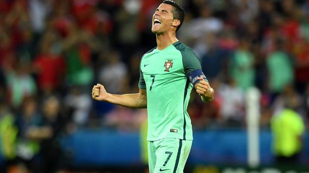 
                <strong>EM-Dauerbrenner</strong><br>
                EM-Erfahrung ohne Ende: 20+ ist die Zahl der EM. Cristiano Ronaldo absolviert im Halbfinale gegen Wales seinen 20. Einsatz bei einer Europameisterschaft. Nach dem Erfolg in der Runde der letzten Vier wartet im Finale noch sein 21. Spiel auf den 31-Jährigen. Und wer weiß, wie viele noch bei der EM 2020 hinzukommen.
              