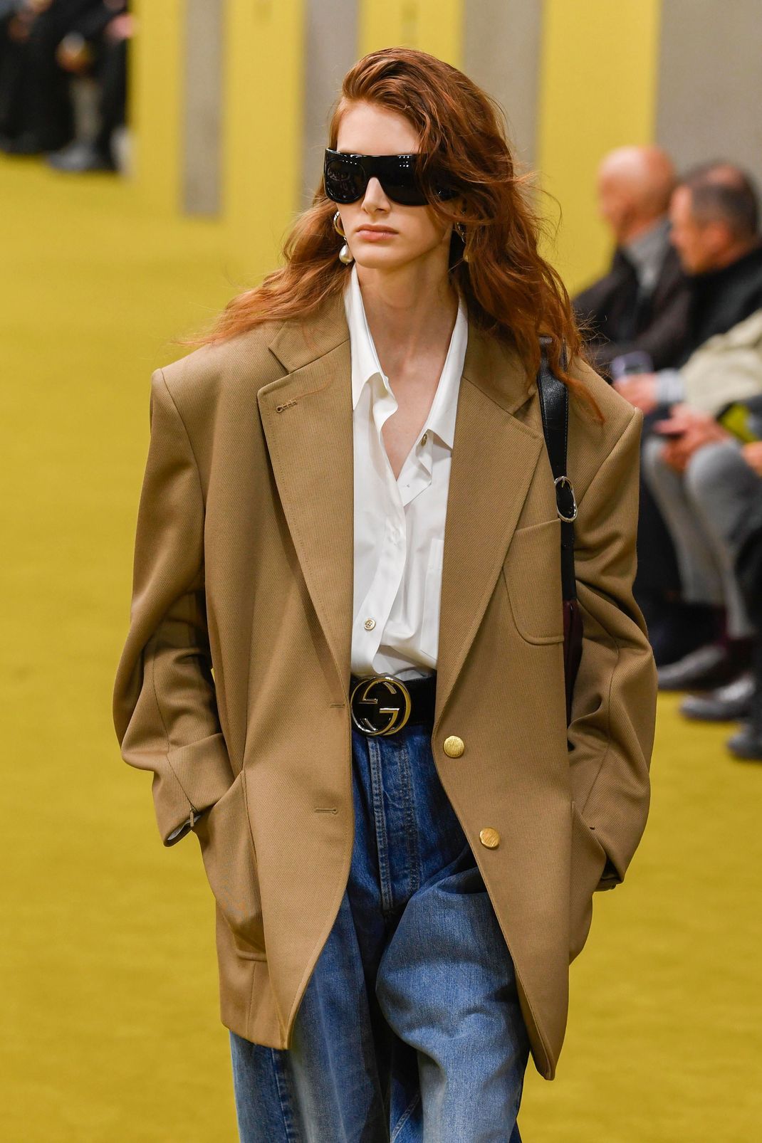 XXL-Blazer zu Jeans und weißer Bluse - so interpretiert Gucci den Normcore-Look